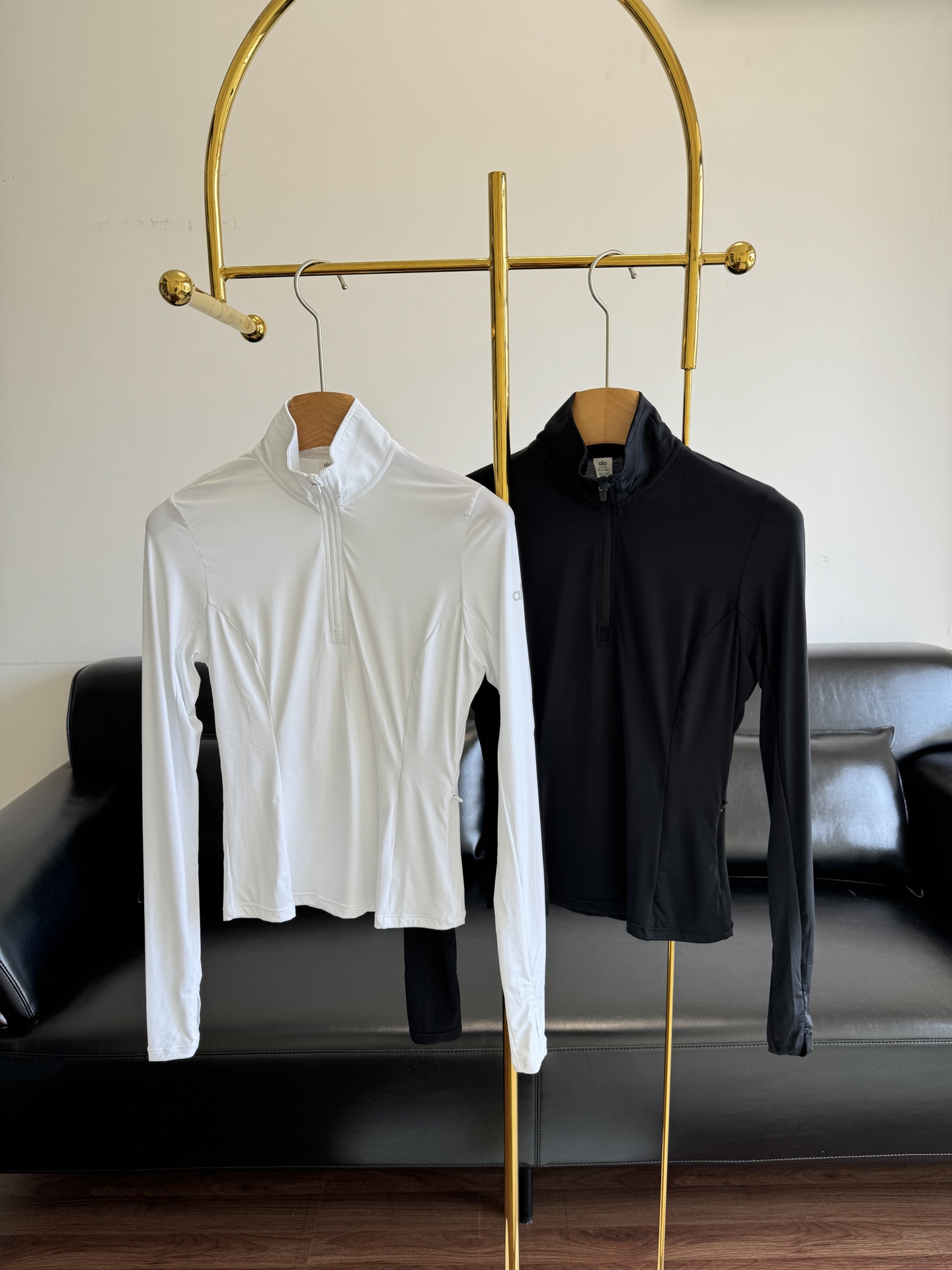 NO:425047,——Alo Golf Sunscreen Finger Top The end of casual sports outfit is alo!  !  Long-sleeved finger-protecting top, fully covers UV rays, pinchs the waist and makes the waist look more comfortable and comfortable design that extends to my aesthetics!  sml white black, alexander wang19860909——Alo高尔夫防晒套指上衣 休闲运动穿搭的尽头是alo！！ 长袖套指防晒上衣 全面遮挡紫外线 掐腰版型 更显腰身 舒适设计感都长在我审美上！ 码数sml 白色 黑色,,alexander wang,Women's clothing