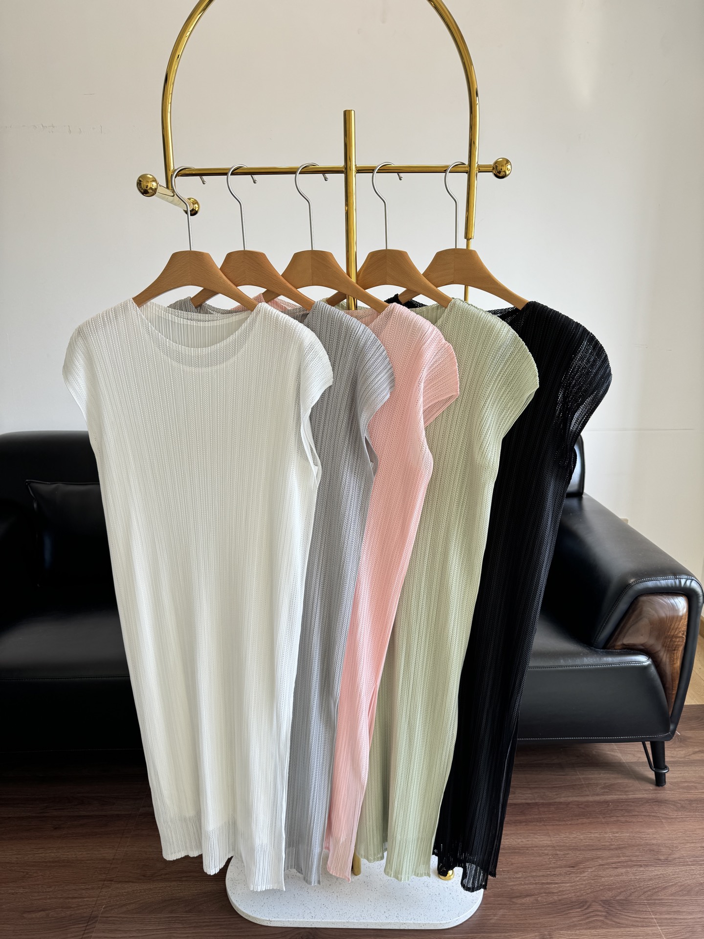 NO:426086,——Issai Miyake, pleated hollow mesh long dress, hidden tatami series double-layer shirt dress, fairy-like! The inside and outside are double-layer styles, with a layer of mesh on the outside, and the inside is a classic pp fabric. Although it is double-layer, it will definitely not be stuffy! The double-layer has a hazy and sexy effect! The size is equal to white, pink, black, green, gray,, isseymiyake, skirts, alexander wang19860909——三宅一生 压褶皱镂空网眼长款连衣裙 隐藏款榻榻米系列双层罩衫连衣裙,仙气飘飘! 里外双层的款式,外面是一层网眼,里面是pp经典面料,虽然是双层但绝对不会闷热!双层自带朦胧性感效果! 码数均码 白色 粉色 黑色 绿色 灰色,,isseymiyake,skirts,alexander wang,Women's clothing