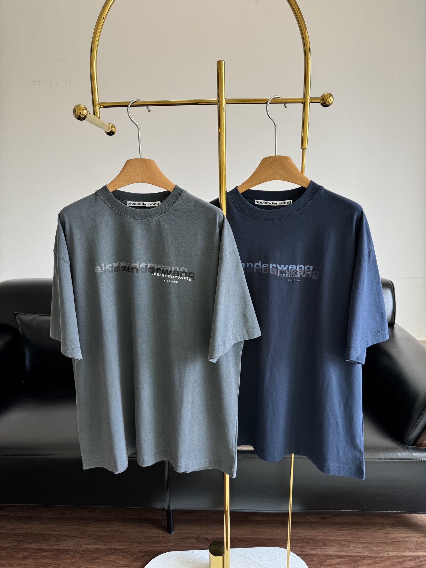 NO:426096,——alexanderwang Alexanderwang Men and Women's Gender Plus-Big Logo Decoration Short-Sleeve T-shirt This T-shirt for men and women, interprets fashion without boundaries. It adopts a classic silhouette design, breaks the shackles of conventionality, is free and casual, and can be easily controlled whether it is a vibrant street or a casual party. Size sml Gray Blue, Alexander wang, T-shirt,tees, t-shirt,alexander wang19860909——alexanderwang亚历山大王男女同款加大款徽标装饰短袖t恤 这款男女同款T恤,诠释时尚无界.采用经典的廓形设计,打破常规束缚,自在随性,无论是活力出街还是休闲聚会,皆能轻松驾驭. 码数sml 灰色 蓝色,,alexander wang,T-shirt,tees，t-shirt,alexander wang,Women's clothing