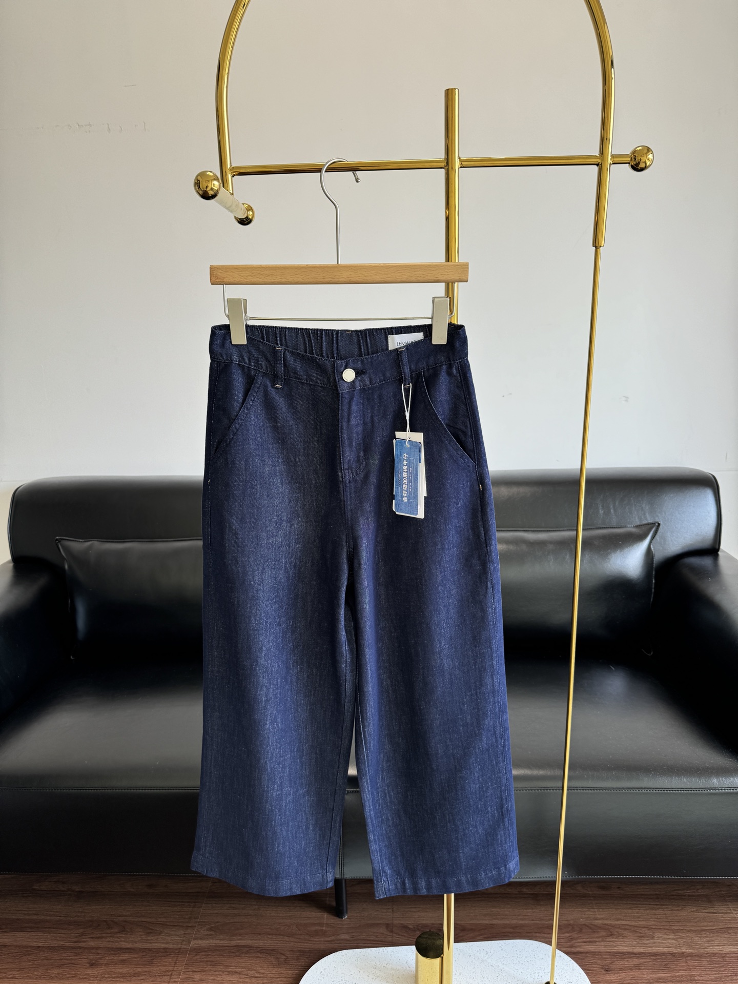 NO:426106,——Lemaire ultra-thin linen nine-point jeans. Linen is so popular. Super soft summer thin linen and Turkish long lint cotton. It is not hard for a long time to wash. Baby is about Class A super soft pure cotton with enzyme washing technology. No elasticity, and long-term sitting will wrinkle. This is the natural feature of linen. You must have such a pair of linen in summer!  !  The back waist is semi-elastic, touchless outfit, large straight and high waist, invisible stitching, 90 trousers, visually slimming and three-dimensional. The perfect style is the soul of a good pair of linen pants. The boon for a pear-shaped girl looks slimming, taller and longer legs!  The pants are loose but the upper body is neat. A very high-end pair of extra dark blue jeans are very soft!  Very soft!  Very soft and comfortable!  !  The King of Soft and Glutinous!  Too comfortable, noble and exquisite, flowing and cool wide-leg jeans are tailor-made for you who are pursuing the ultimate dressing experience. Number xs—xl, jeans, alexander wang19860909——Lemaire超薄亚麻九分牛仔裤 亚麻好火爆 超软夏季薄款亚麻加土耳其长绒棉, 久洗不硬,婴儿约a类超柔软纯棉搭配酵素洗工艺 无弹力,久坐会皱是亚麻天然特点 夏天一定要有这么一条亚麻的！！后腰半松紧 ,无感穿搭 大直筒高腰,隐形车缝线,90裤长,视觉上更显瘦更立体,完美的版型是一条好亚麻裤子的灵魂所在,梨形身材妹子的福音显瘦 显高 显腿长！ 裤型是宽松的 但上身却很利落, 很高级的一款特深蓝牛仔裤很软！很软！很软的舒适度真的服气！！ 软糯之王！太舒服了  贵气精致 飘逸凉感阔腿牛仔长裤就为追求极致穿衣体验的您 量身打造 码数xs—xl,,jeans,alexander wang,Women's clothing