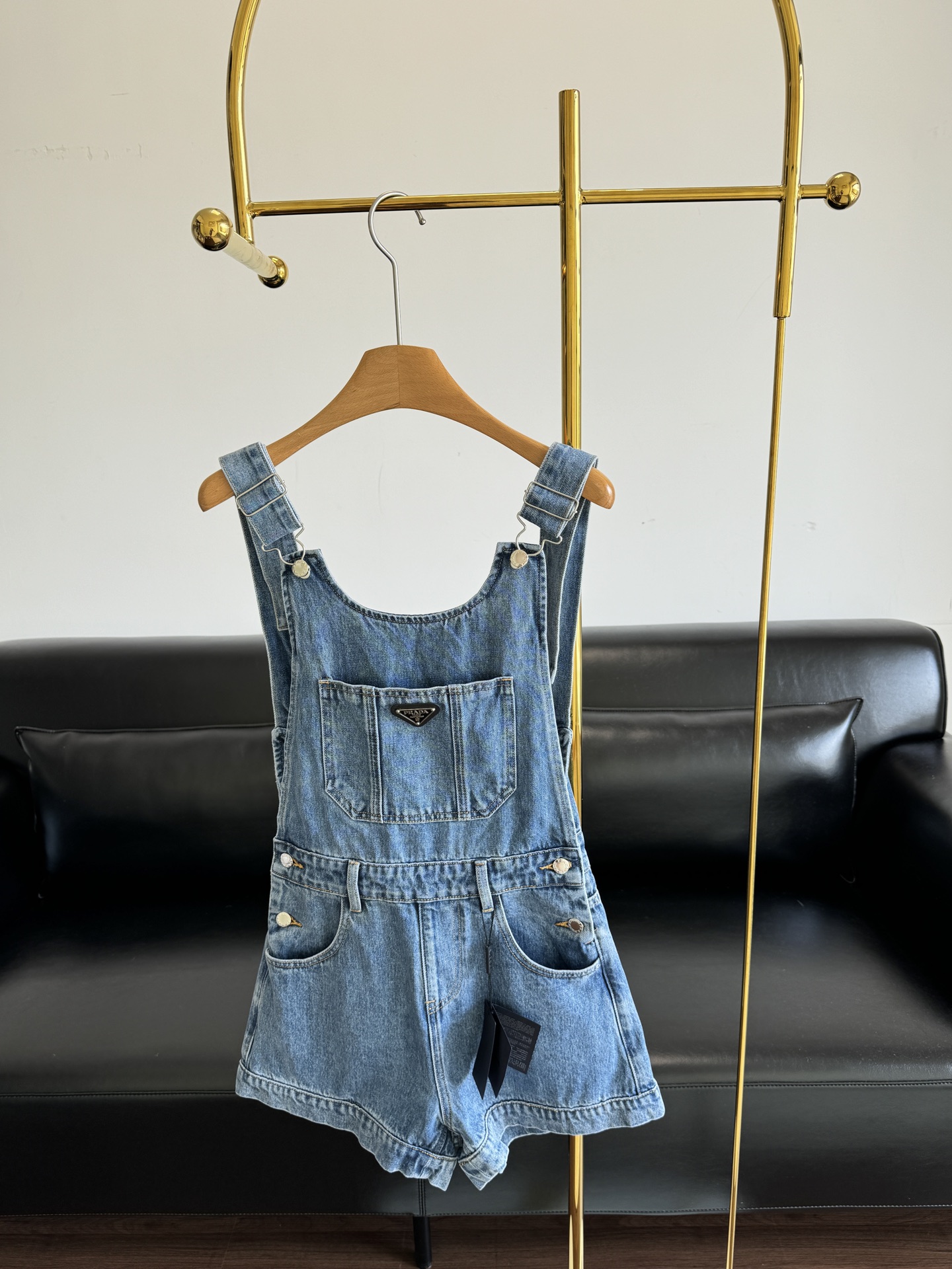 NO:426078,——Prada 2025 summer new strap denim shorts. In spring and summer, denim items are always a fashion darling, classic and versatile, showing playfulness and vitality. The unique labels decorated with enamel metal triangle logos and classic logos add the finishing touch. The upper body is full of youthful atmosphere!  !  !  Very classic denim overalls that can be worn for ten years but not too old. The style has to be said to be too slim!  Size S-M-L, prada, shorts, alexander wang19860909——Prada2025夏季新款背带牛仔短裤 春夏之际,牛仔单品永远是时尚宠儿,经典百搭显瘦,尽显俏皮元气, 涂珐琅金属三角形徽标和典藏徽标装点的别致标签平添点睛之笔. 上身洋溢年轻气息！！！ 非常经典可以穿十年都不过时的牛仔背带裤 版型不得不说太显瘦了！ 尺码S-M-L,,prada,shorts,alexander wang,Women's clothing