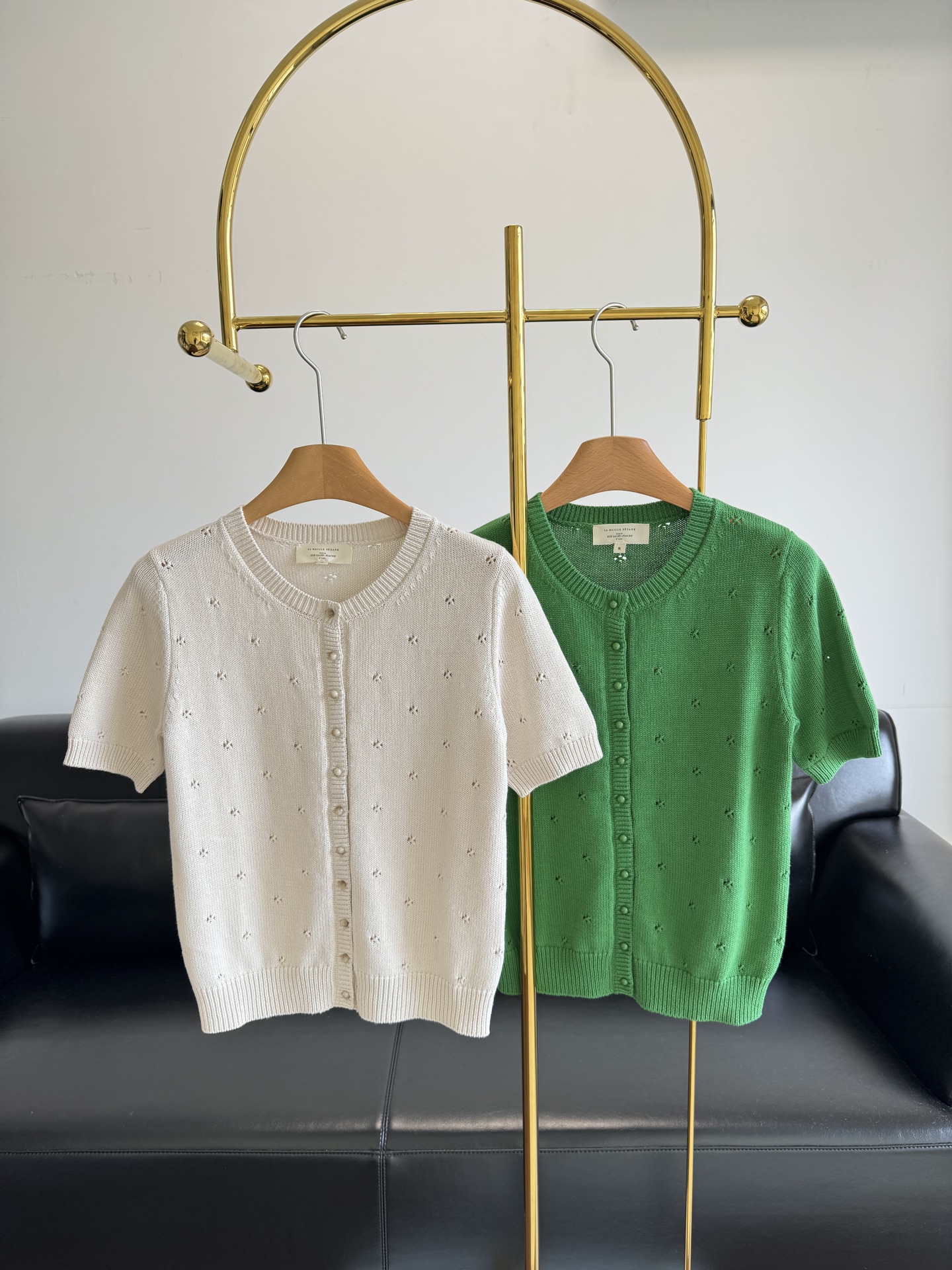 NO:426068,——Sezane's new summer retro hollow button temperament fancy knitted jacquard short-sleeved top French romantic style, exquisite and elegant, weaving, sparse and dense, gentle and slender, with filter effect, a bit of boho romance, casual and elegant. It has exquisite details and a chic temperament. It combines short sleeves and round necks, and has a small sexy look that moderately reveals the skin. Various items that are popular with bloggers on the online, recommended to keep them yourself, both exquisite and modern, and lazy and literary style~ Code sml, T-shirt, alexander wang19860909——Sezane夏新品复古镂空纽扣气质花式针织提花短袖上衣 法式浪漫的一款,精致优雅,织法工巧,疏密有致,穿的人温柔纤细,自带滤镜效果,带点波西米亚风的浪漫,随性且优雅.有精致细节,亦有潇洒气质,短袖和圆领相结合,适度露肤的小性感,各种上线博主钟爱的单品,推荐自留,既精致现代感,又慵懒文艺的范儿~ 码数sml,,T-shirt,alexander wang,Women's clothing