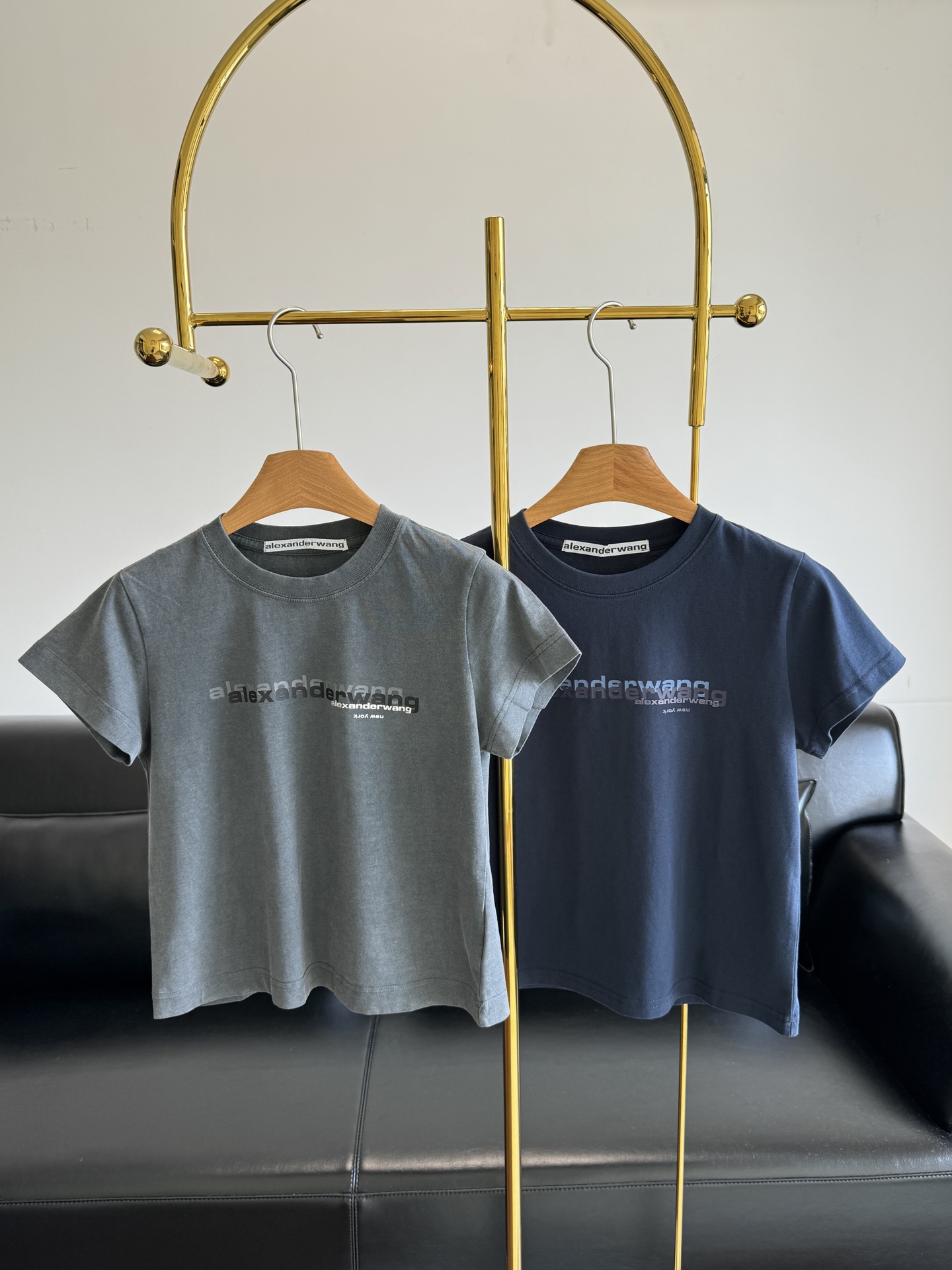 NO:426108,——alexanderwang Alexanderwang Slim fit old logo round neck short-sleeved T-shirt top with a slim and medieval flavor!  It happens to be a good summer style. The round neck design is simple and comfortable on the upper body, making people shine and full of fashion!  Whether it is casual driving or high street fashion, this short-sleeved short-sleeved style is completely OK!  If you like it, come and get the same model... SML Gray Blue 2 colors, alexander wang, T-shirt,tees, t-shirt,alexander wang19860909——alexanderwang亚历山大王女士修身做旧徽标圆领短袖t恤上衣 绝绝子中古味道！ 正好是夏天的好款 圆领设计,上身简单舒适,让人眼前一亮,潮感十足！ 不管是平时休闲驾驭,高街潮搭,这款短袖都是完全OK的！ 喜欢的快来get同款吧…… 码数sml 灰色 蓝色2个色,,alexander wang,T-shirt,tees，t-shirt,alexander wang,Women's clothing