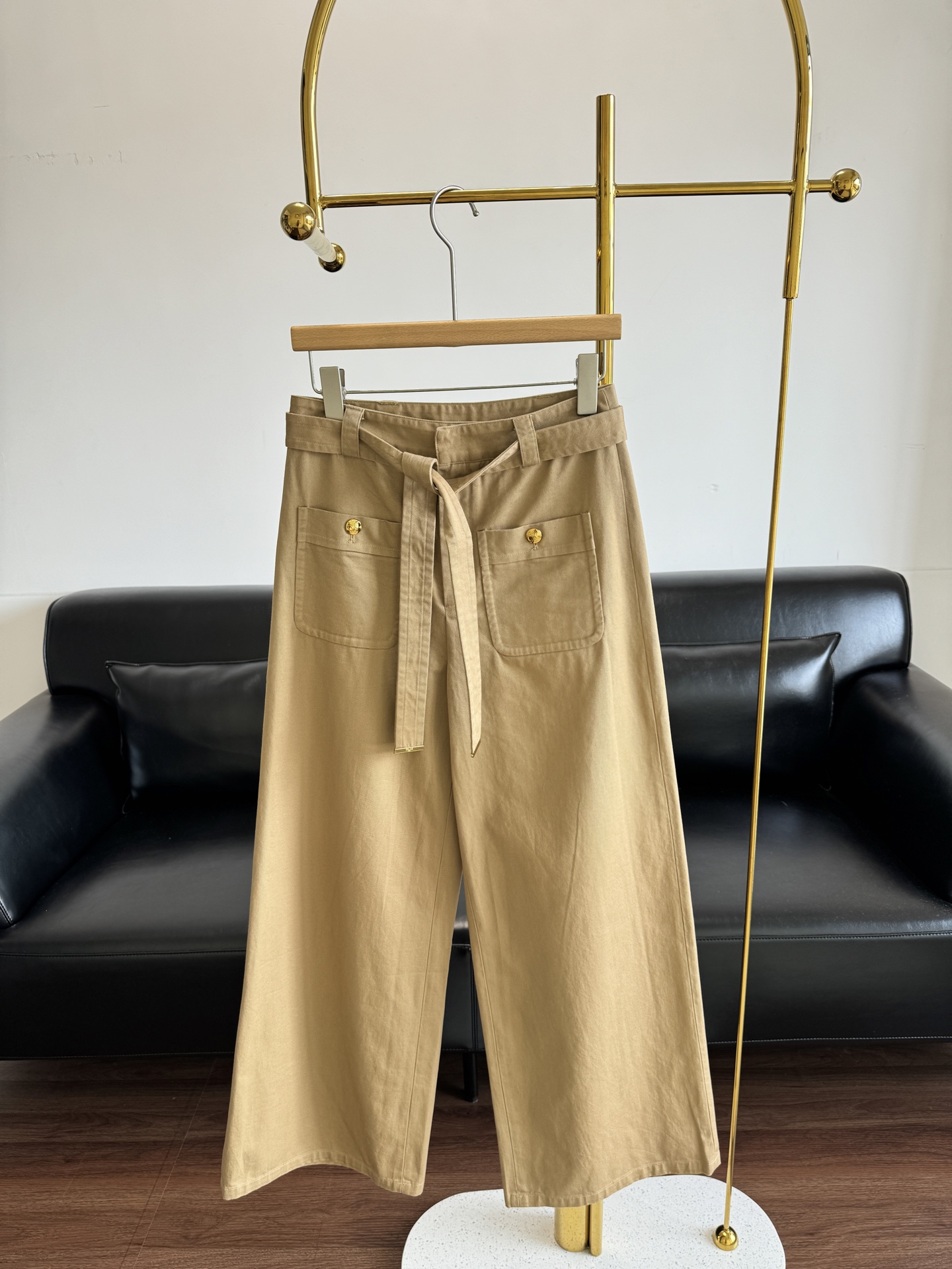 NO:426825,——Celine/Celine Belt wide-leg high-waisted flared trousers. Things that can be closed and you can directly pull your legs and lift your waistline. The design feels super positive with the waist and hip shape!  V-shaped hip lifting line + upward one-line pocket design, the entire hip lifting line is very well closed, highlighting the small waist and long legs, which really can modify the body shape!  All kinds of leg shapes will not step on the mine, it is really amazing. SML, celine, celine, alexander wang19860909——Celine/赛琳 腰带阔腿高腰喇叭长裤 可以闭眼入的东西直接拉腿提腰线, 再有后腰和臀型的设计感也超正！ v型提臀线+上扬的一字口袋设计,整个提臀线收的非常好,凸显小细腰大长腿,是真的会修饰身型啊！ 各种腿型都不会踩雷的,真的很绝 码数sml,,celine,celine,alexander wang,Women's clothing