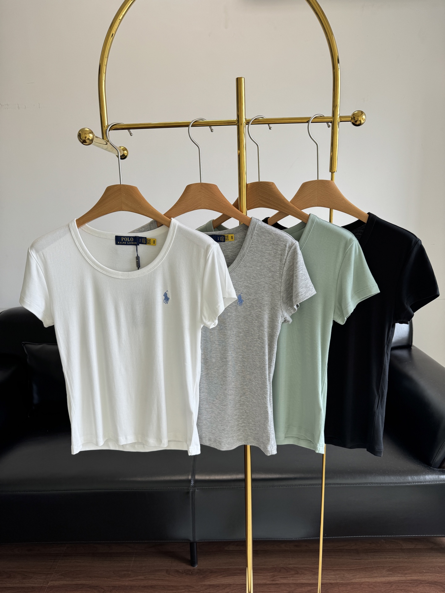 NO:426798,——Ralf Lauren logo embroidered T-shirt. I like this simple and fashionable item. It has a casual and lazy atmosphere. The basic daily style is effortless to commute and go out. It covers the flesh and looks slim and comfortable and comfortable. It is not a problem to wear it alone or as an inner wear. The stripes that you like will not get tired of getting the code SML White Black Green Gray,,tees, t-shirt,alexander wang19860909——拉夫劳伦 logo刺绣T恤 喜欢这种简简单单就可以时髦的单品 自带随性慵懒氛围感 日常基础款不费力通勤出街穿搭 遮肉显瘦舒服自在无束缚感 日常搭配单穿或者作为内搭都不在话下 越穿越喜欢也不会腻的条纹快来get 码数SML 白色 黑色 绿色 灰色,,tees，t-shirt,alexander wang,Women's clothing