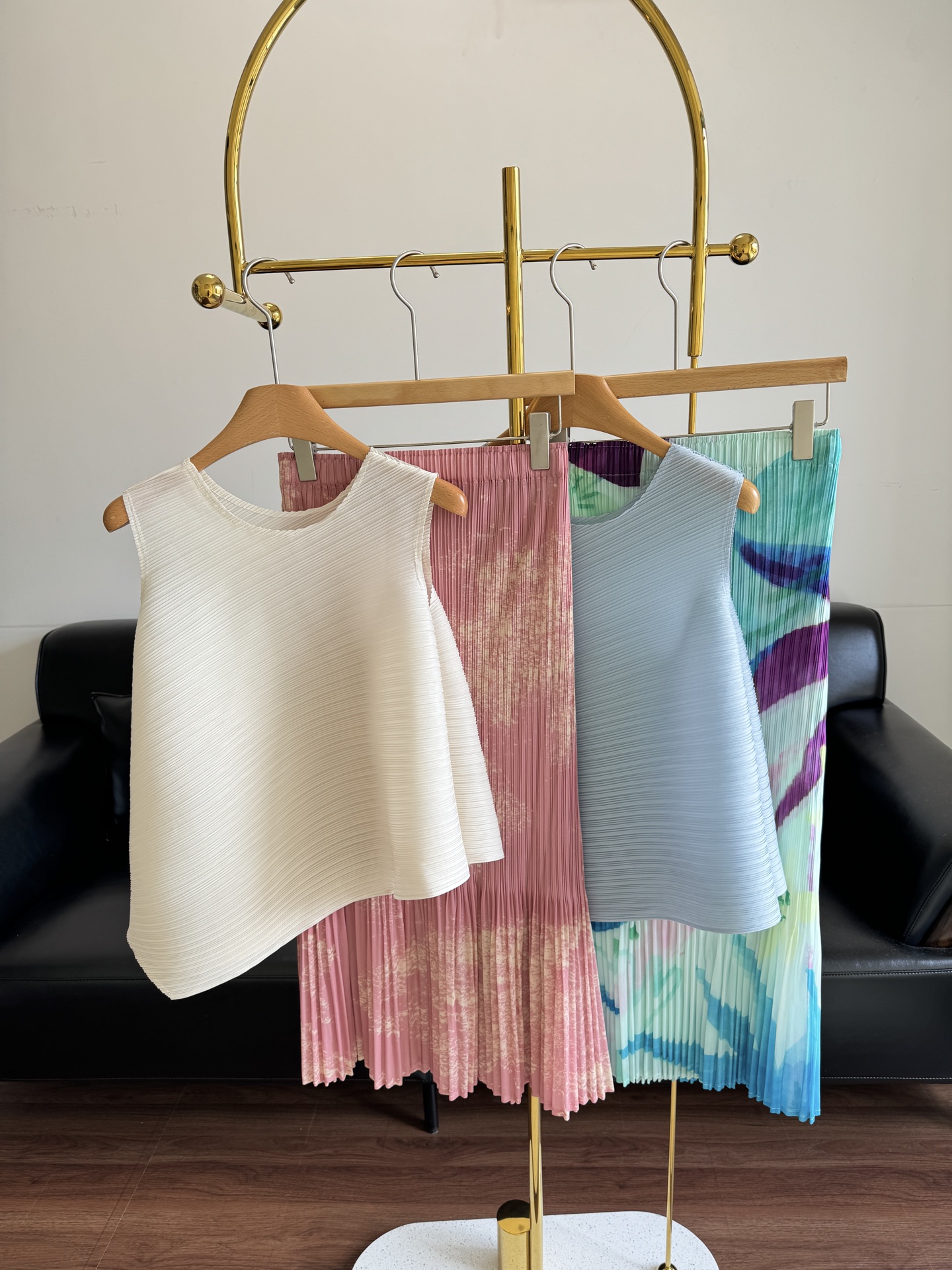 NO:426817,Top skirt Miyake Ichisaki pleated top/skirt The style is minimalist and elegant, with high tolerance for the figure High waist design Helps you reshape the body proportions Three-dimensional cut to highlight the waist and present a graceful figure Fishtail skirt hem increases the design sense Elegant and agile Show the perfect female figure to the greatest extent Decorate the figure and hide the imperfect legs. Very suitable for pear-shaped figure. Size equal size, isseymiyake, skirts, alexander wang19860909上衣半裙 三宅一生 褶皱上衣/半裙 版型极简又不失优雅感 对身材的包容性高 高腰设计 帮助你重塑身材比例 立体裁剪凸显腰身 呈现优美身姿 鱼尾裙摆 增加设计感 飘逸灵动 最大程度展现完美女性身材 修饰身材隐藏腿部不完美 非常适合梨型身材 码数均码,,isseymiyake,skirts,alexander wang,Women's clothing