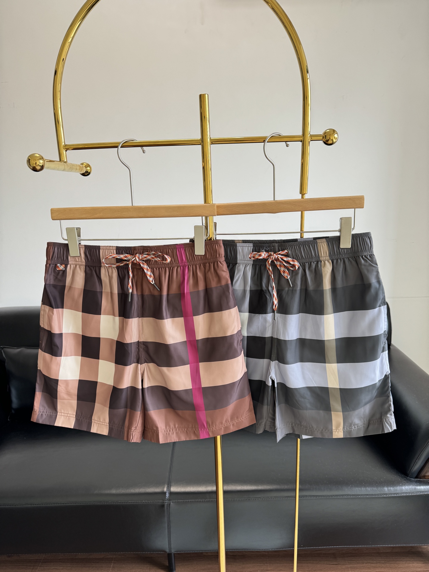 NO:426809,Welfare style - Burberr*y retro checked shorts. Summer is here, are the shorts ready?  Classic plaid, loose and comfortable, high street sports and leisure style, breathable in summer without wrinkles, simple white T-match can have a brilliant effect!  The loose design during sports makes you unrestrained; it can be easily matched with T-shirts and shirts when you go out for leisure, create different styles, beaches, streets, parties, and become the focus anytime, anywhere. S-xl, burberry, shorts, shirts, alexander wang19860909福利款——Burberr*y复古格纹短裤 夏天来了,短裤准备好了吗？经典格纹,宽松舒适,高街运动休闲风格,夏天穿透气不起褶皱,简单的白T搭配都可以有出彩的效果呀！ 运动时宽松的设计让你毫无束缚；休闲出街它又能轻松搭配 T 恤、衬衫,打造不同风格,沙滩、街道、聚会,随时随地成为焦点 码数s-xl,,burberry,shorts,shirts,alexander wang,Women's clothing