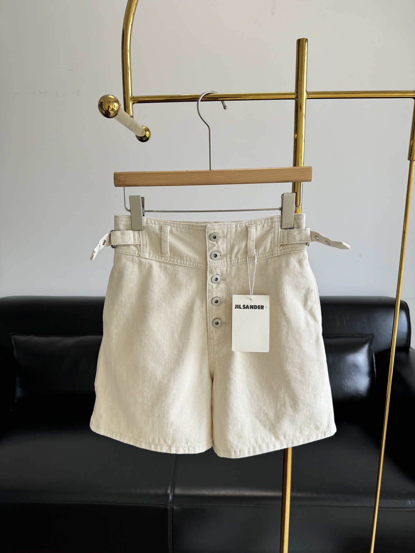 NO:427420,——JIL SANDER+ Women's Multi-button rear pocket flap cover from letter shorts Multi-button design, rear pocket flap letters!  Full of texture. The high-waisted shorts look super good, making them look taller, slimmer and longer. You can control any body shape, and you can show your temperament at will. A versatile and fashionable high-end item. Size sml, jil sander, shorts, alexander wang19860909——JIL SANDER+ 女士 多扣后袋翻盖自字母短裤 多钮扣设计,后袋翻盖字母！质感满满 短裤高腰版型超好看,显高显瘦显腿长 任何身形都可驾驭,随意一搭都显气质 百搭时髦高级单品 码数sml,,jil sander,shorts,alexander wang,Women's clothing