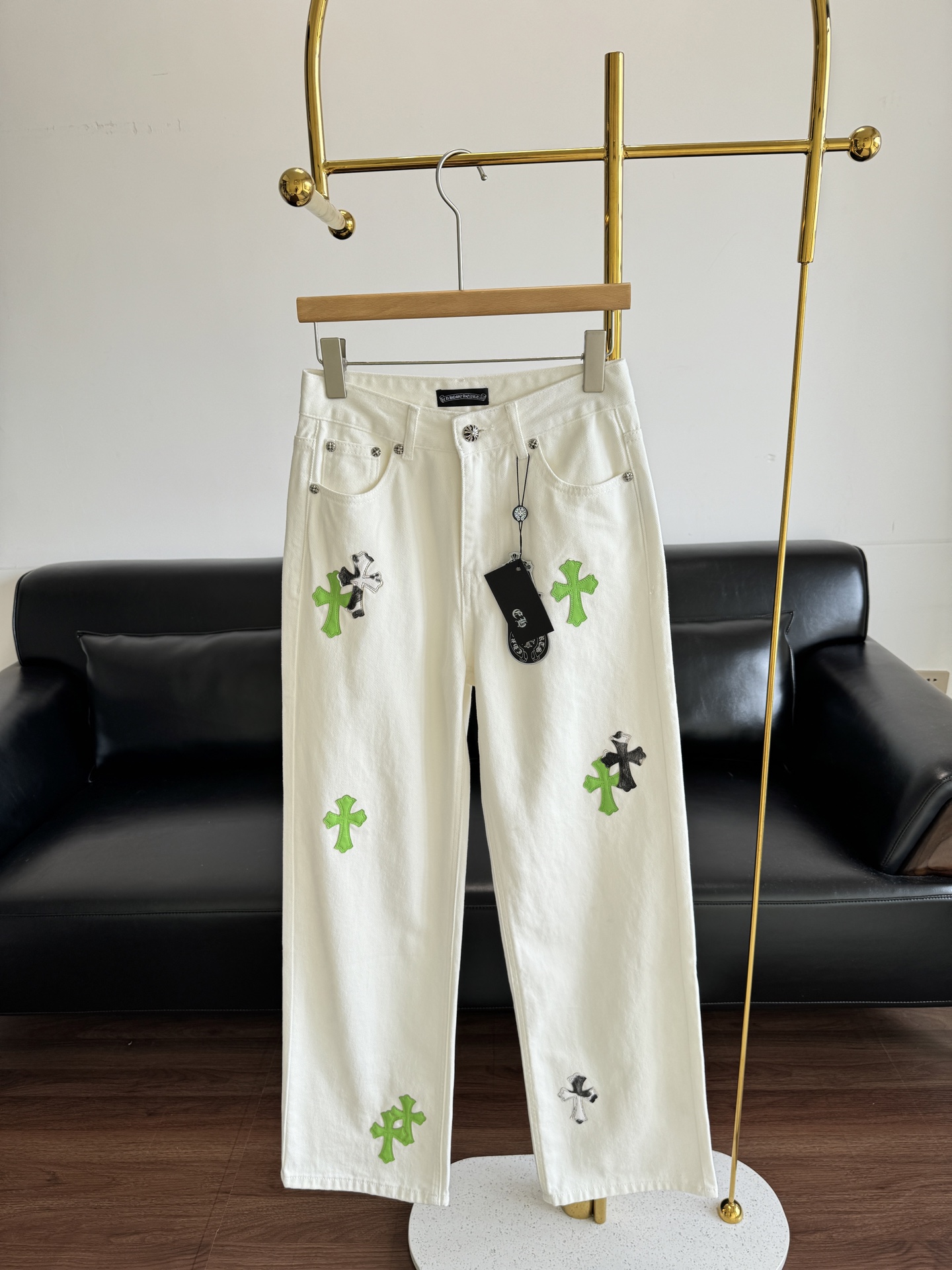 NO:427432,——CH Crow's straight-leg regular jeans with three-dimensional tailoring. Straight-leg pants with huge slim upper body and cool and handsome feeling. What attracts me the most is its leather patch embellishment!  The croque heart pattern on the trouser legs is finely crafted. The leather is delicate and textured, and the effect is so beautiful that it must be arranged. SML, chrome hearts, jeans, alexander wang19860909——CH克罗心皮标直筒常规款牛仔裤 立体剪裁 直筒裤型上身巨瘦自带的酷帅感 最吸引我的还是它的皮贴点缀！裤腿上的克罗心图案皮质贴做工精细 皮质细腻又质感出街自带吸睛效果太好看了必须安排上 码数sml,,chrome hearts,jeans,alexander wang,Women's clothing