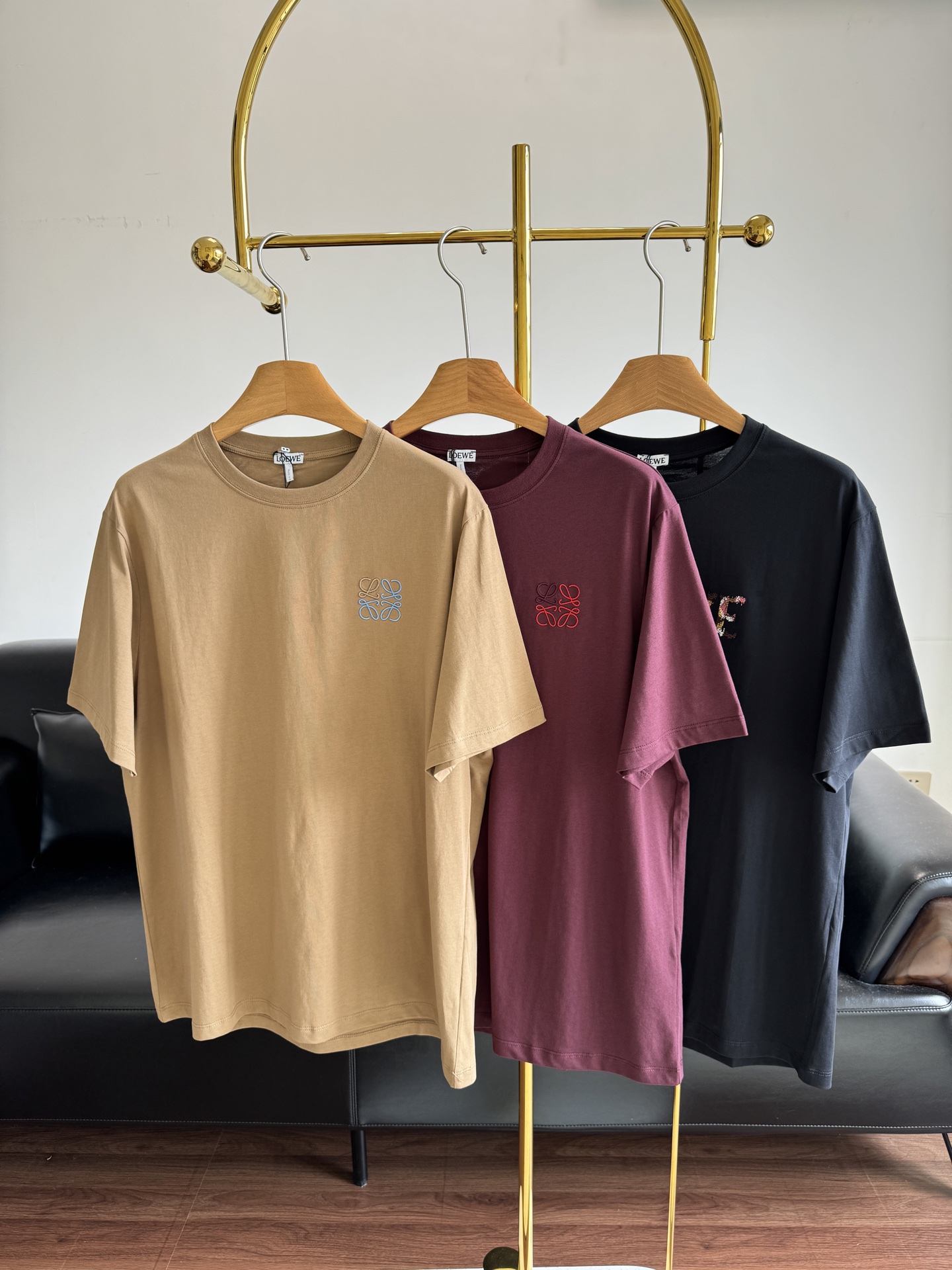 NO:427444,——LOEWE logo embroidered short-sleeved T-shirt. Loewe’s new product this season. I would like to call it a breathable T-shirt. It’s very soft to wear on the body. It’s a blessing for people who love to wear. It’s the same style as men and women!  !  The style is also the basic OS version!  !  Don’t pick on people or figure!  !  The upper body feels loose and outstanding!  !  Number of codes——xl,loewe,loewe,T-shirt,tees,t-shirt,alexander wang19860909——LOEWE logo刺绣短袖T恤 罗意威这一季的新品 我愿称它为会呼吸的T恤 穿在身上很柔软 对于爱穿搭的人来说 简直是福音 男女同款！！ 版型也是基础OS版型！！ 不挑人不挑身材！！ 上身松弛感又很出范儿！！ 码数s——xl,,loewe,loewe,T-shirt,tees，t-shirt,alexander wang,Women's clothing