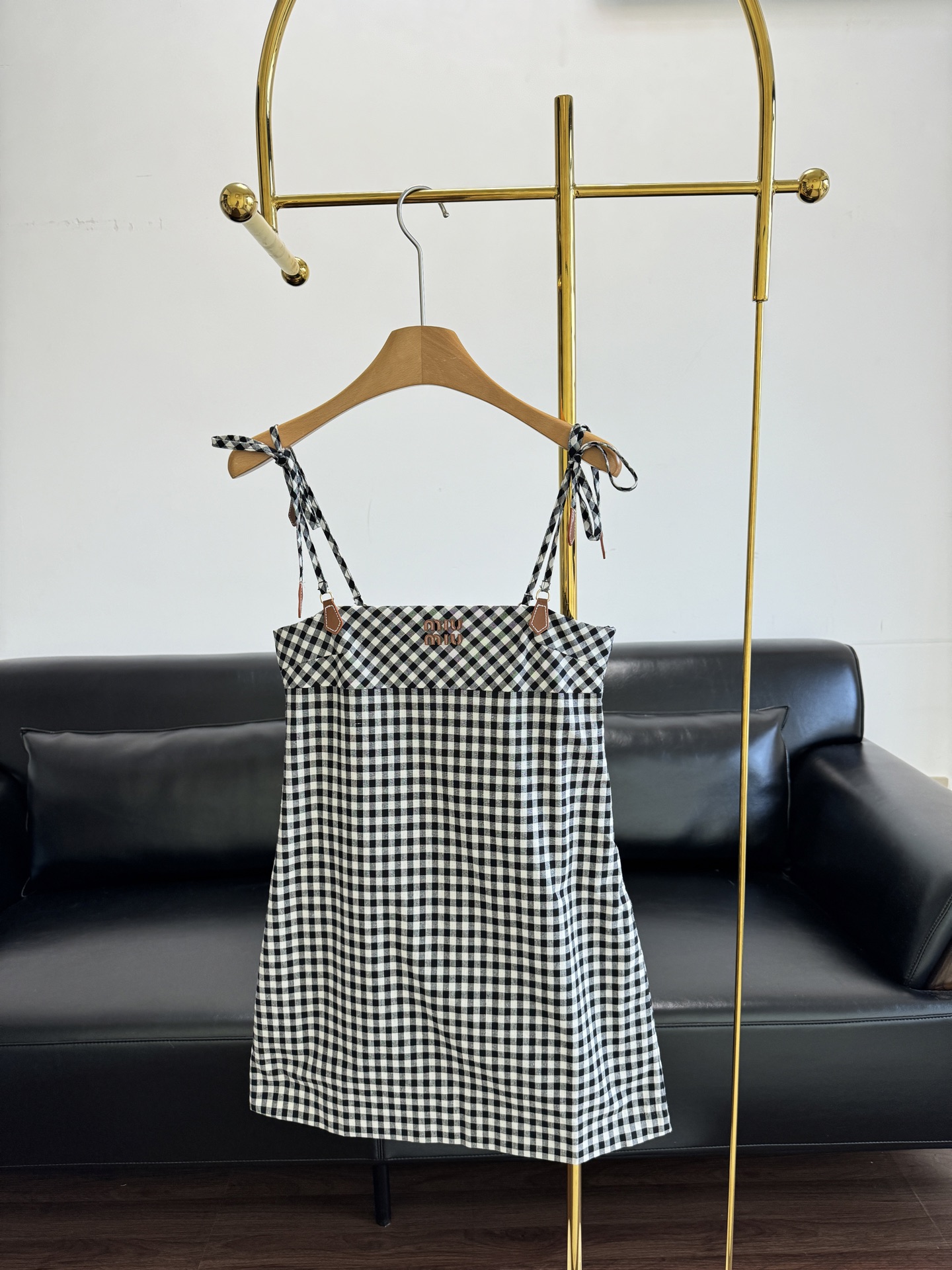 NO:427408,——Miu Miu plaid suspender skirt. If you want to wear a classic and fashionable British style? Then you must not miss this one!  Small person/Pear-shaped body/Good news for a slightly fat girl# It seems simple and beautiful to be so beautiful that it doesn’t pick on people’s upper body. It’s really amazing. A tall, short, fat, thin, and closed your eyes!  !  Code sml, miumiu, skirts, alexander wang19860909——Miu Miu 格纹吊带裙 想要穿出经典又不失时尚的英伦范儿?那你一定不能错过这款！小个子/梨型身材/微胖妹子的福音# 看似简单实物美到炸裂不挑人上身是真的绝/高矮胖瘦闭眼入的一个款！！ 码数sml,,miumiu,skirts,alexander wang,Women's clothing