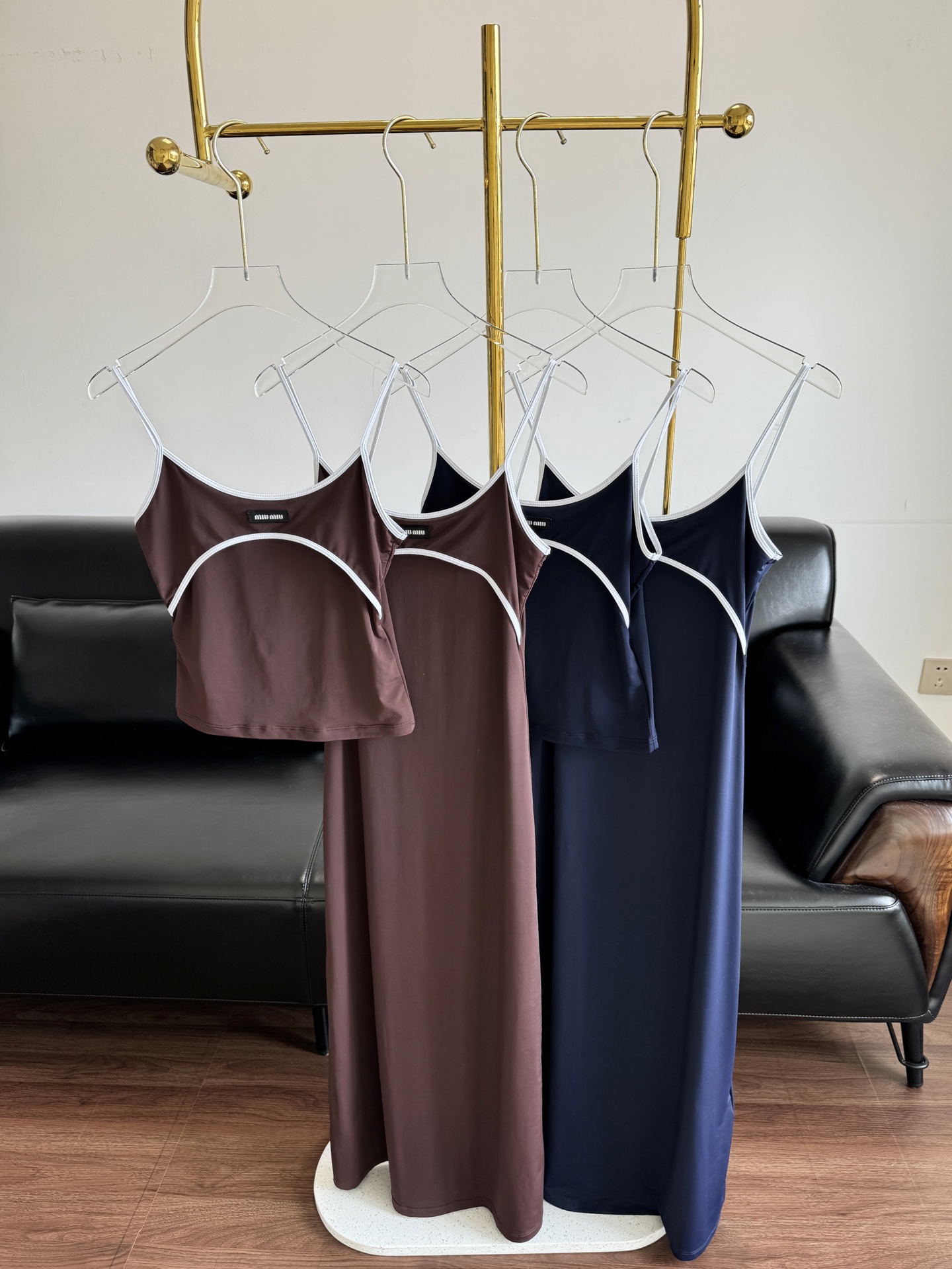 NO:428339,Vest dress p Miumi* thin suspender slim vest long skirt Customized YB imported cotton woven, comfortable texture, elastic slim tailoring, smooth cut, simple and atmospheric, voxel color fabric, neckline and chest edge outline, echo the letter logo, rich design levels, highlight the brand style, make the simple and elegant elements more low-key and luxurious, elastic fabric easily outlines the waist, wears a good proportion, and shows a more advanced texture. A suitable for vacation and can also surpass different occasions!  !  Code sml, miumiu, skirts, alexander wang19860909背心连衣裙p Miumi*细吊带修身背心长裙 定制YB进口棉纶织造 质感舒适 弹力修身 裁剪垂顺流畅 细吊带长裙 裁剪简约大气 通体素色面料 领口与胸前以白色轮廓线包边勾勒 呼应字母徽标 丰富设计层次 突出品牌格调 让素雅元素更显低调奢华 弹力面料轻松勾勒腰身 穿出好比例 更显高级质感一款适合度假也可凌驾于不同场合！！ 码数sml,,miumiu,skirts,alexander wang,Women's clothing