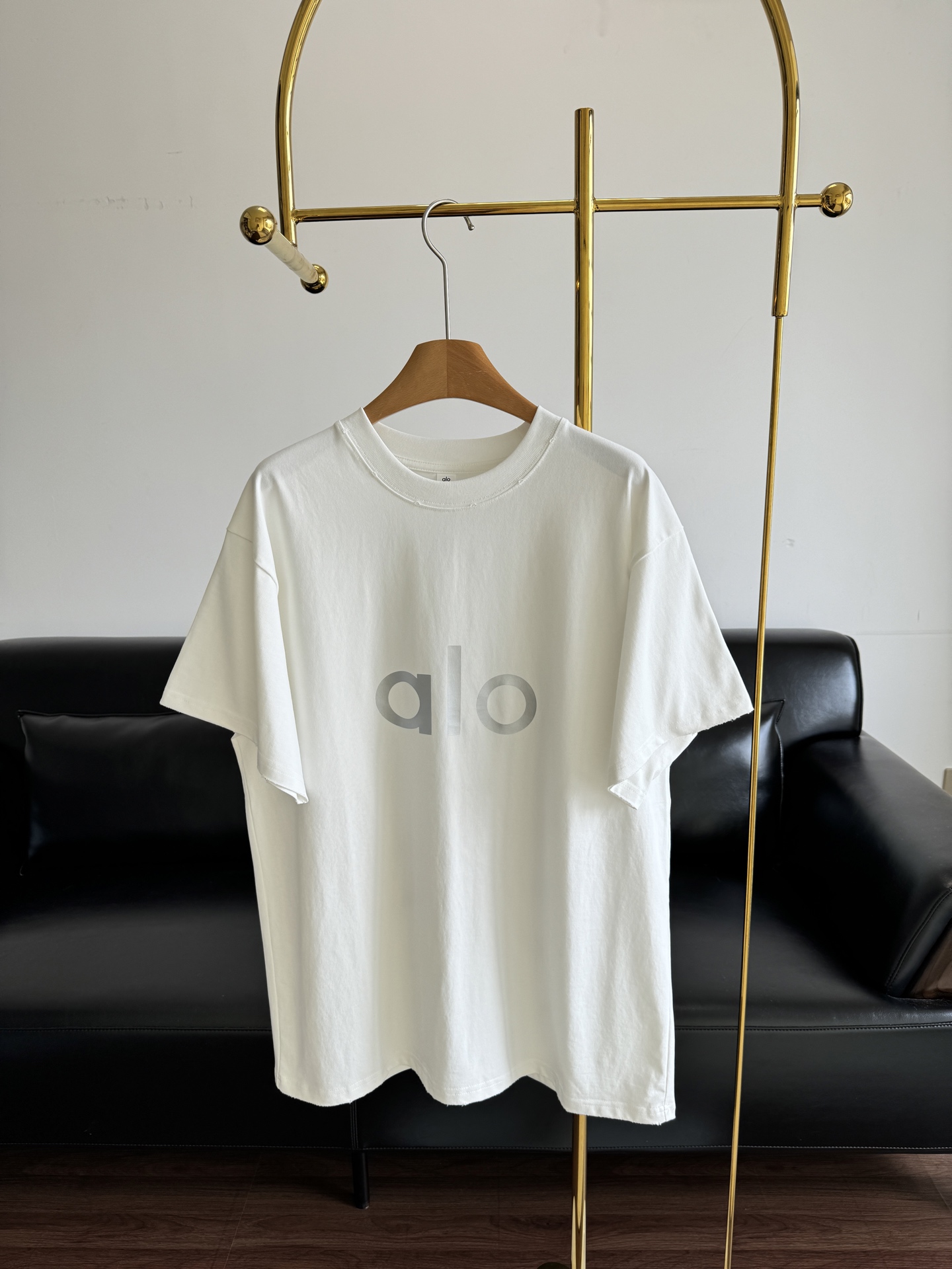 NO:428323,——alo loose T-shirt alo white moonlight covers the big t-shirt, no matter how you wear it, in summer, you have always worn a big T-shirt, paired with cycling pants, the lower body disappears, comfortable and slimming, this white T-shirt is very attractive, there is alo laser logo on the chest, very special~ Size sml, tees, t-shirt, alexander wang19860909——alo 宽松T恤 alo的白月光遮肉大t怎么都穿不腻 在夏天的穿搭一直是大T恤为上 配上骑行裤 下半身消失 又舒服又显瘦 这件白色T恤非常耐看呀 胸口有alo镭射logo 很特别～ 码数sml,,tees，t-shirt,alexander wang,Women's clothing