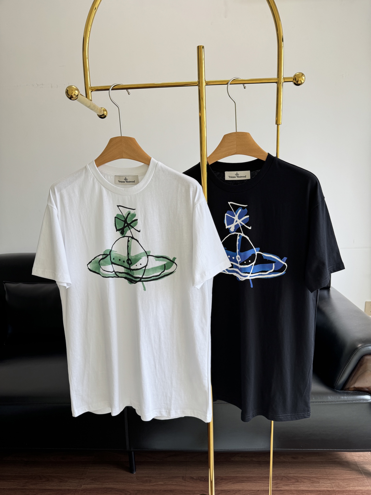 NO:428315,——Vivienne Westwood Queen Mother Print T-shirt I really love this color scheme~ The upper body is young and fashionable, with a relatively lazy and loose feeling, the same style as men and women. This kind of genderless outfit is gradually becoming more popular recently!  It is definitely worth calling the long-lasting evergreen style. The loose style is casual and fashionable!  All kinds of trendy combinations are easy to use. Simple, casual and high-end, so wear them quickly!  Code sml, tees, t-shirt,alexander wang19860909——Vivienne Westwood西太后印花T恤 真的是爱惨了这个配色~ 上身年轻又时髦 比较慵懒的松垮感,男女同款 这种无性别穿搭最近受人喜欢程度逐渐提升！ 绝对值得打call经久耐穿的万年长青款 宽松版型,休闲又洋气！ 各种潮流搭配都能得心应手 简约休闲又不失高级感,赶紧穿起来！ 码数sml,,tees，t-shirt,alexander wang,Women's clothing