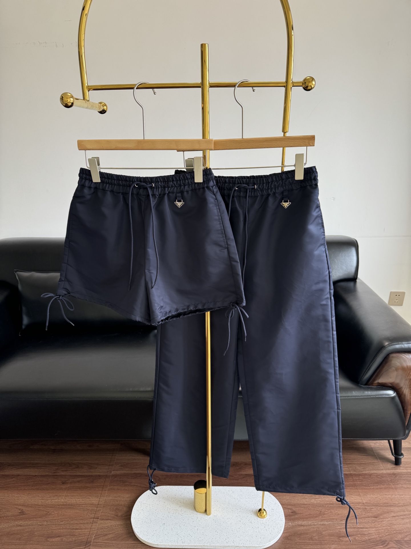 NO:428331,Shorts and trousers Prada/Prada Women's Metal Logo Recycled Nylon Pants One pants unlocks the high-end slack feeling!  When environmental protection concepts meet high street aesthetics, these triangle strap nylon shorts redefine the sense of high-end summer!  The high-waisted straight-tube cut is a leg-shaped 'cheating tool', with elastic waist + double drawstring design, one-click adapted to all body curves, fat is invisible in seconds, and the proportion is full!  The classic solid color design comes with high-end filters, the low-key triangle logo hides a luxurious trick, and it can easily adapt to N types of commuter suits, oversizeT shirts, sports vests and other items, from gyms to cafes, from vacation beaches to city streets, seamlessly switching between various occasions!  SML shorts trousers 2 styles, prada, prada, versace, shorts, business suit, alexander wang19860909短裤长裤 Prada/普拉达女士金属徽标饰再生尼龙裤子 一裤解锁高阶松弛感！当环保理念邂逅高街美学,这条三角标绑带尼龙短裤重新定义夏日高级感！ 高腰直筒剪裁堪称腿型 “作弊神器”, 松紧腰头 + 双抽绳设计,一键适配所有身材曲线,赘肉秒隐身,比例拉满格！经典纯色设计自带高级滤镜,低调三角标暗藏奢华小心机,轻松适配通勤西装、oversizeT 恤、运动背心等 N 种单品,从健身房到咖啡馆,从度假沙滩到城市街头,无缝切换各种场合！ 码数sml 短裤 长裤2个款,,prada,prada,versace,shorts,business suit,alexander wang,Women's clothing