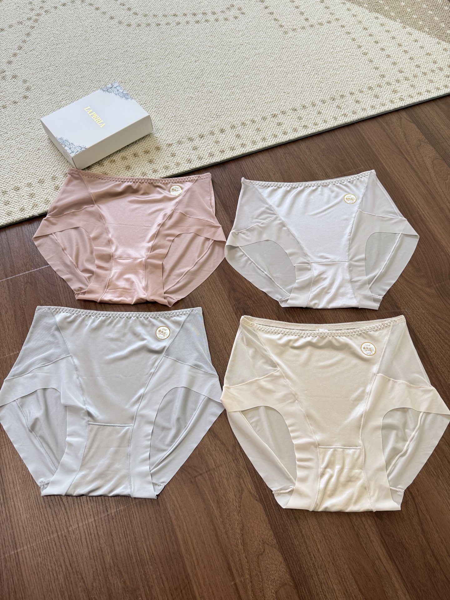 NO:428951,——New goods!  LP luxury satin mid-high waist women's inner body is made of smooth silk satin fabric, gentle and breathable, full of high-end feeling, and the side splicing is sexy, high-elastic and soft mesh surface is spliced ​​on the side. There is no need to worry about sensitive skin. The mid-high waist packing belly full-cover hip style is fully covered with small fat, wrapped with soft rings. Advantages ◎Somatic technology. Newly upgraded uncurled foot mouth and foot mouth are made of high elastic materials. High-elastic fiber locking process highlights are matched with tight seams and elastic splicing technology. High-elastic wrapping on all four sides say goodbye to the root of the thigh and say goodbye to the root of the thigh and say goodbye to the crease. The foot mouth uses a comfortable human-like obtuse angle design to release the largest movement angle. Naturally stretching and stretching the force with the movement of the legs. The thigh is naturally stretching and stretching and smoothly lifting the thigh. Stable support and shape the material characteristics of the lines. Avoid friction and soothing discomfort and tightness. 7A process treatment and maintenance grade mulberry silk antibacterial crotch healthy antibacterial care for the private parts.  The back pair of large hip design is widened and cut piece wrapped and gently lifted the hips. The hip style avoids embarrassing buttocks. A box of four strips and four colors. The size is suitable for weights of 90 to 130 pounds., loro piana, silk fabric, alexander wang19860909——新货！LP奢华缎面中高腰女内 采用柔滑丝绸缎面面料,轻柔透气,高级感满满,侧边拼接性感高弹柔软的网纱面 料敏感肌也不用担心 中高腰包腹全包臀版型妥妥接住小赘肉,柔软环包裹 优点 ◎体感科技 新升级不卷边脚口脚口采用品质级随意裁高弹材料 夹层锁纤工艺亮点搭配密缝弹力拼接工艺 四面高弹力包裹告别勒大腿根跟卷边说拜拜 脚口运用舒适人体学的钝角型设计 释放最大的活动角度 随着腿部动作自然伸缩分散受力平滑提拉大腿 稳固支撑塑造线条高弹的材质特性避免大腿内侧的摩擦舒缓 不适感以及紧绷感 7A工艺处理养护级桑蚕丝抗菌内裆健康抑菌呵护私 处 后副大包臀设计整片加宽裁片包裹轻柔托举臀部全包 臀版型避免尴尬的夹臀不适 一盒四条四色 均码合适90到130斤体重,,loro piana,silk fabric,alexander wang,Women's clothing