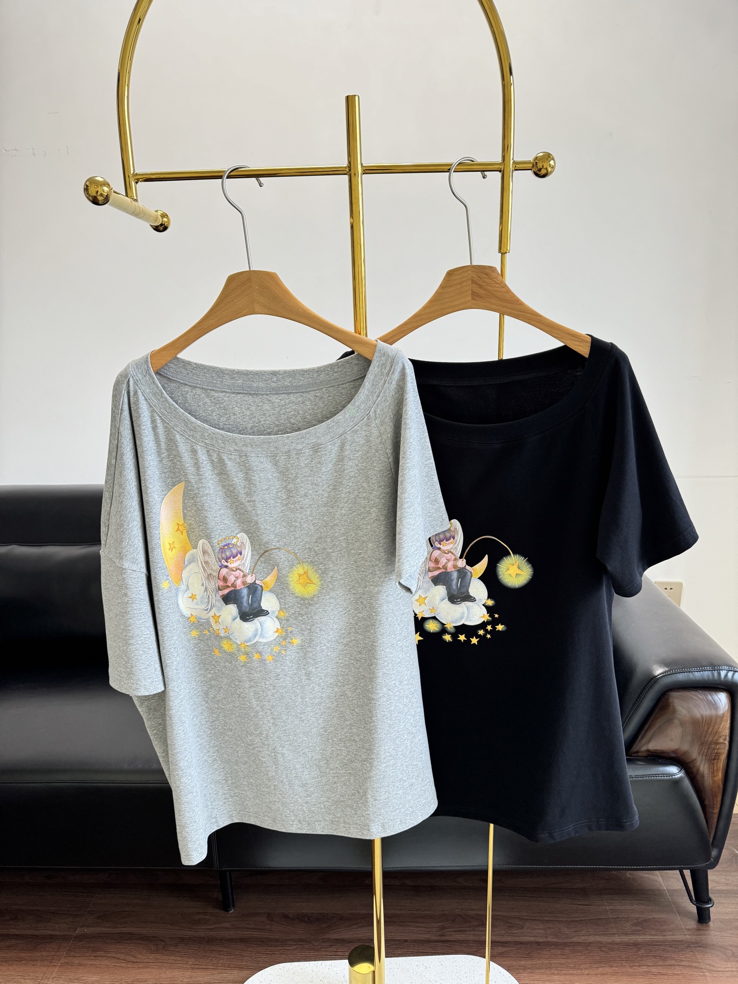 NO:428976,——YANAG original design Printed one-length collar top The one-length pullover design can fit the neck lines well and show the charming collarbone charm!  Match with fairy tale boy prints!  Very casual!  There is also a bit of retro law!  !  It's also very interesting and innocent!  Romantic and cute in summer!  yard sml gray black, alexander wang19860909——YANAG原创设计 印花一字领上衣 搭一字领的套头设计,能很好地贴合颈部线条,彰显迷人的锁骨魅力！搭配童话男孩印花！很随性的！还有点复古法系！！又很有趣味童真！夏天的浪漫可爱！ 码数sml 灰色 黑色,,alexander wang,Women's clothing