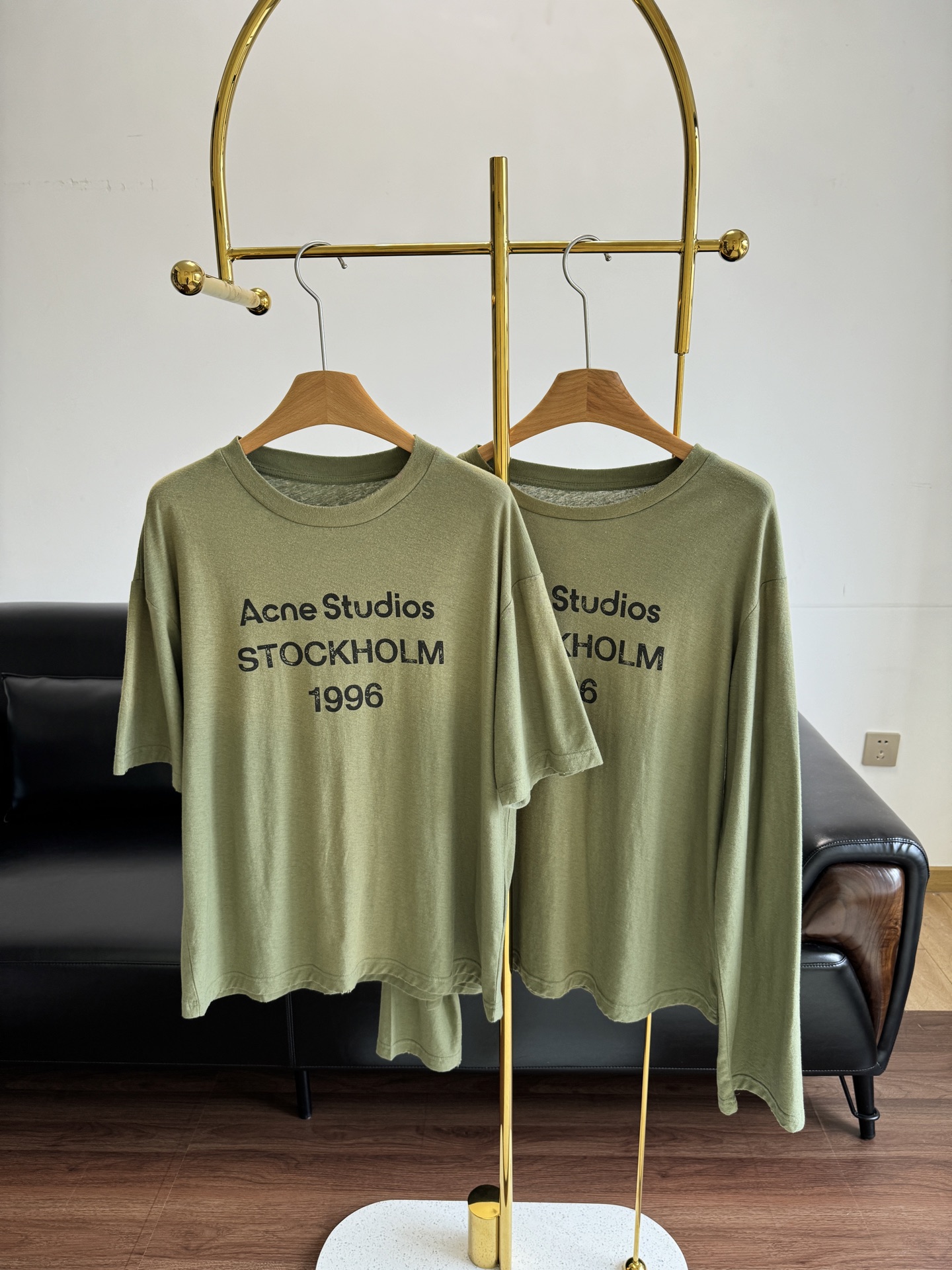 NO:428986,Short-sleeved long-sleeved Acne Studios Old letter logo long-sleeved Acne is really good at color adjustment, this green is small, cool, small retro and fashionable. The dyed and washed and used garment, then the part on the chest is dirty, which gives the lower half a gradient effect. The neckline is a little worn and more in line with the overall tone!  SML short sleeve long sleeves, acne studios,dior,T-shirt,alexander wang19860909短袖 长袖 Acne Studios 做旧字母徽标长袖 Acne真的太会调色了,这个绿又小酷又小复古洋气 成衣染色水洗做旧工艺 然后把胸前的部分做出脏脏的感觉 与下半部分呈现了渐变的效果 领口少许磨破更加契合整体调性！ 码数sml 短袖 长袖,,acne studios,dior,T-shirt,alexander wang,Women's clothing