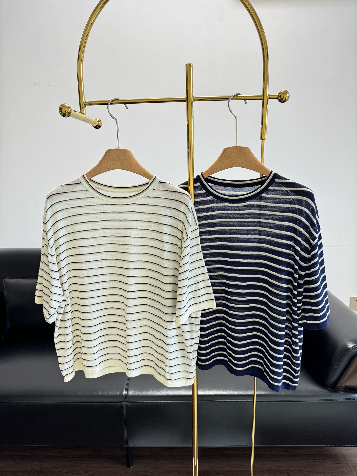 NO:428956,——Theory 2025 spring and summer women's clothing linen blended round neck short-sleeved sweater literary and cool feeling~ The classic stripe elements produced by short-sleeved stripes every year are simply too casual and easy to match with horizontal stripes with appropriate spacing. The upper body looks slim and lazy and relaxed. It is more tough than conventional sweaters, easy to manage and not easy to pill! The round neck with temperament has a contrasting color thread knitted design to increase the color layering and styling, which is convenient for daily putting on and off. Even if worn for a long time, it is not easy to deform and loose straight-tube style, which is very inclusive to all figures. Size sml, T-shirt, alexander wang19860909——Theory 2025春夏女装 亚麻混纺圆领短袖针织衫 文艺清冷感~短袖条纹每年BI出的经典条纹元素, 简直不要太休闲好搭配间距大小合适的横条纹,上身视觉显瘦又慵懒松弛 它比常规的针织衫更有韧性,好打理又不易起球! 气质的圆领,做了撞色螺纹针织设计增加色彩层次造型感,方便日穿脱,即使久穿也不易变形宽松的直筒版型,对各种身材包容性很好 码数sml,,T-shirt,alexander wang,Women's clothing