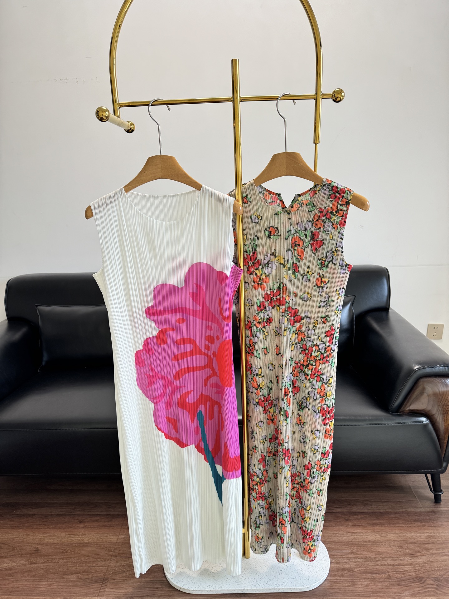 NO:428966,——Miyayashi Ichisaki printed long dress. Wear romantic oil paintings on your body. The high-end fabric heavy-form pleated dress with pleated craftsmanship. Extra elasticity. Imported pleated materials. Forever classic and high-end!  I think everyone knows how easy Miyake is to wear. It is very easy to wear and not picky. It is made of high-temperature pleated and is easy to wear and not easily deform. Average size: 80-140 catties can be worn, isseymiyake, skirts, alexander wang19860909——三宅一生印花长款连衣裙 把浪漫油画穿在身上,高定面料重工褶皱连衣裙褶皱工艺 弹性超大 进口的的褶皱料子 永远的经典高级！我想三宅有多么好穿大家都知道 非常好穿,不挑人.压褶高温定型而成,好穿不易变形. 均码 80-140斤都可以穿,,isseymiyake,skirts,alexander wang,Women's clothing