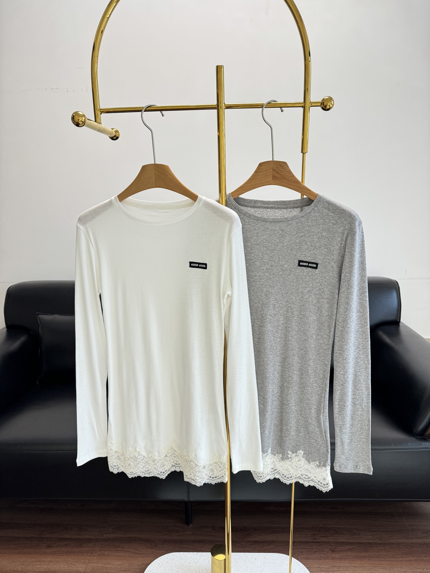 NO:430382,——Miu Miu Miu Rib Knitted Spliced ​​Lace Dress Miumiu Heavy Industry Series No one can resist Spliced ​​Lace Design!  It's so fairy, pure and girlish!  He looks very slim!  !  A small pear-shaped figure is easy to control!  Soft and comfortable!  The visual is slightly transparent and can be used as sun protection, which is worn by all stars!  Inner, layered, sun protection can be done in one piece!  SML gray white 2 colors, miumiu, skirts, alexander wang19860909——Miu Miu 缪缪女士罗纹针织拼接蕾丝连衣裙 Miumiu 重工系列 没人能抵抗吧 拼接蕾丝设计！也太仙了,纯欲少女感！ 尊的很显瘦！！小个子梨形身材轻松驾驭！ 柔软舒适！视觉微透可做防晒,全明星都在穿的款！ 内搭,叠穿,防晒一件搞定！ 码数sml 灰色 白色2个色,,miumiu,skirts,alexander wang,Women's clothing