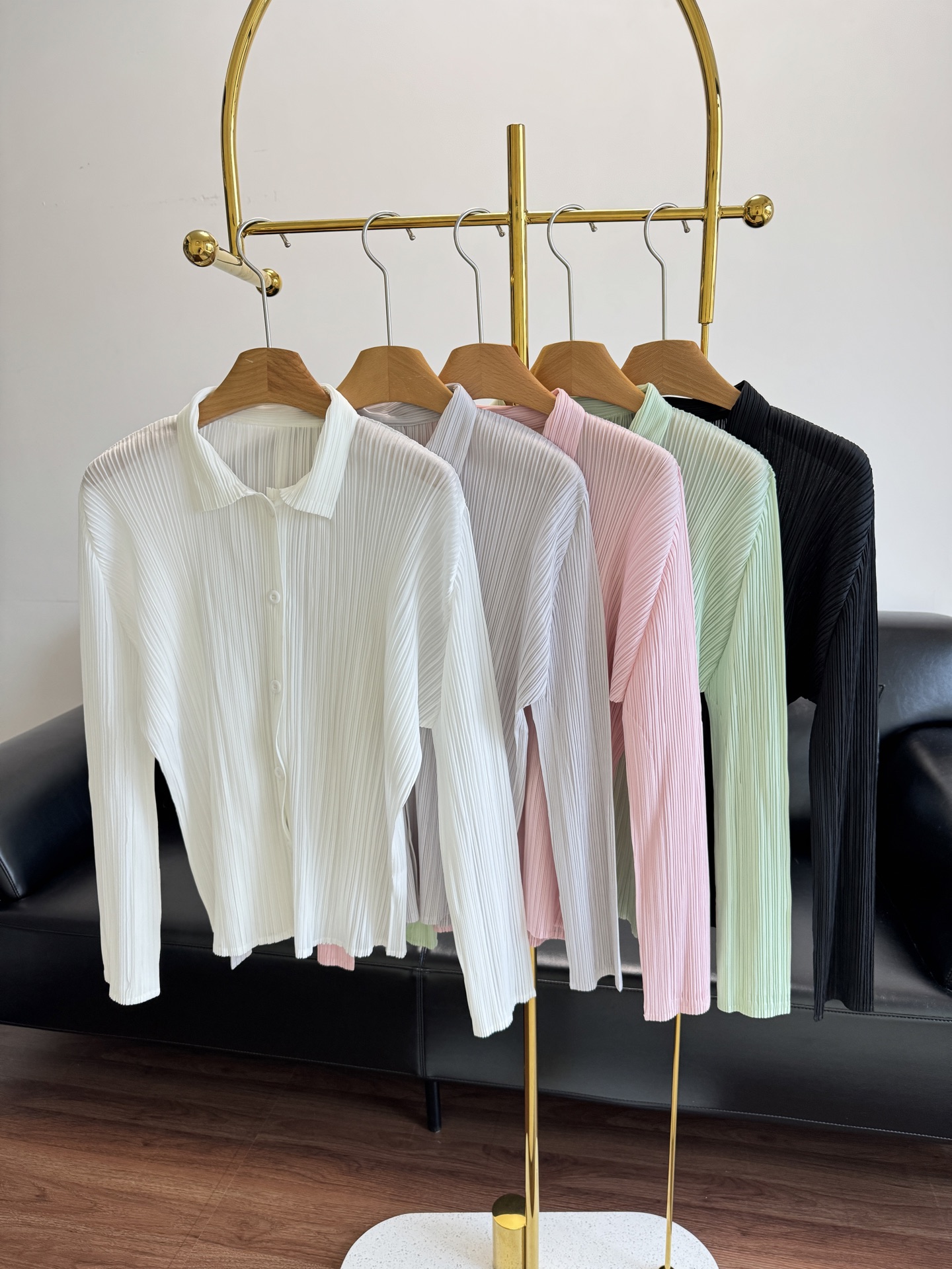 NO:430981,——Miyaya pleated shirt The style covers the flesh and makes it look slimming. The integrated pleated pleated process is made by high-temperature pressing to form a layered accordion pleat. The pleated process is full of three-dimensionality, crisp and styling. It does not require careful care. It will not deform at will and press it. It must be put in!  Worry-free and versatile daily commuting essential items, single-digit code, white, gray, pink, black, green,,shirts,alexander wang19860909——三宅褶皱衬衫 版型遮肉显瘦效果一绝 一体压褶工艺,高温压烫形成层叠风琴褶 褶皱工艺立体感十足,挺括有造型感 不需要精心打理,随便揉、压都不变形 一定要都入！省心百搭日常通勤必备单品 码数均码 白色 灰色 粉色 黑色 绿色,,shirts,alexander wang,Women's clothing