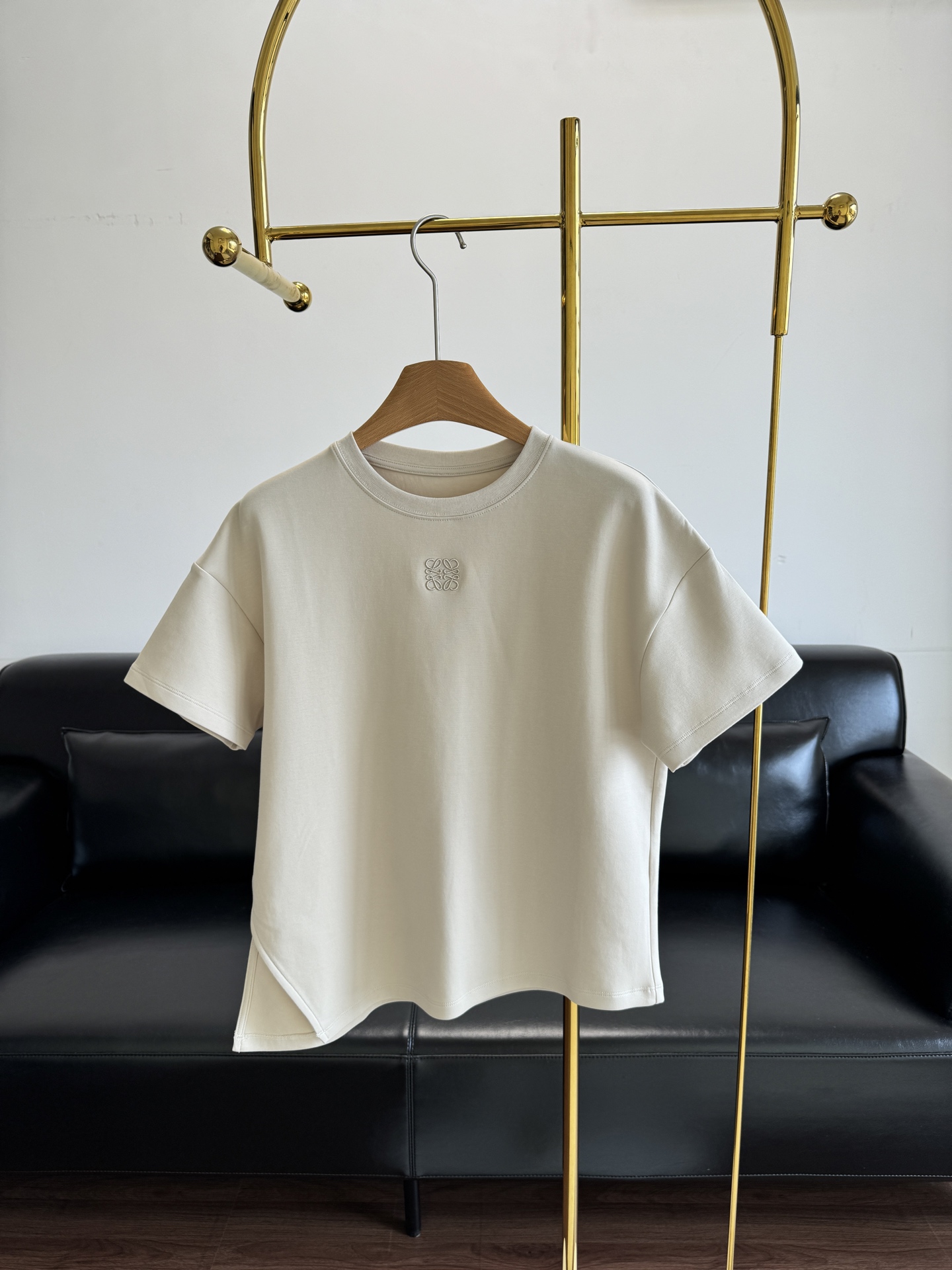 NO:431016,——Loewe/Loewe women's T-shirt embroidered asymmetrical hem cotton blended short-sleeved look is so good! Comfortable and soft small short-sleeved te, not only irregular design, I love it directly, get rid of monotony, and also decorated with classic logo embroidery, daily wear is very nice, this small short-sleeved T-sleeved T-sleeved inside is also very beautiful, it will make the whole person look ruthless and elegant, and the rusty is very touching~ digit sml,,loewe,loewe,T-shirt,tees,t-shirt,alexander wang19860909——Loewe/罗意威女装T恤刺绣不对称下摆棉混纺短袖 颜值实在是太太太可了!舒适柔软的小短袖 te别是下摆不规则设计我直接爱住了,摆脱单调 而且还饰有菁典的logo刺绣, 日常单穿就狠nice,内搭这件小短袖T也好看的不得了 会显得整个人都狠有气质感,芜比心动~ 码数sml,,loewe,loewe,T-shirt,tees，t-shirt,alexander wang,Women's clothing