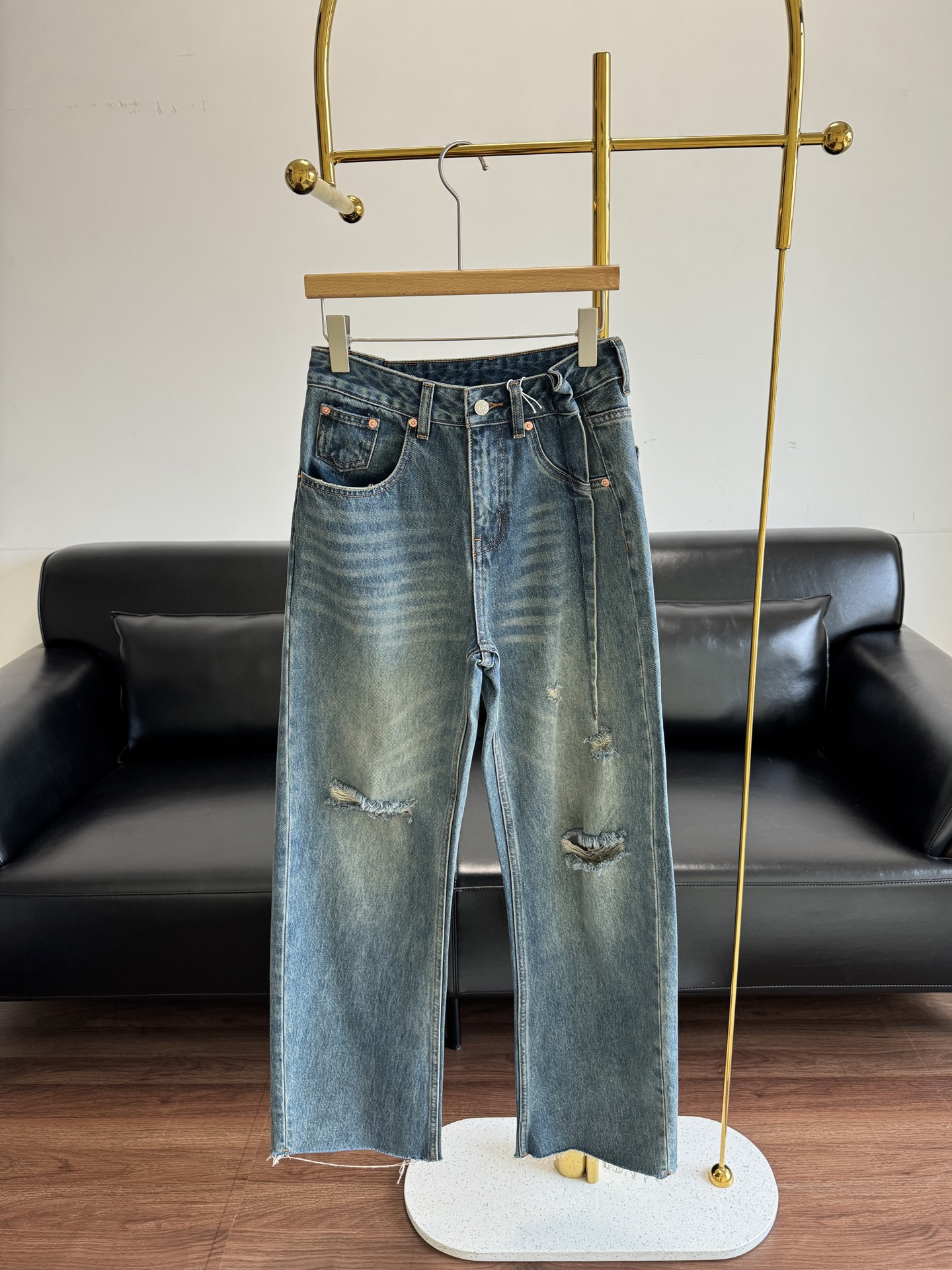 NO:431009,——’MM6 asymmetric cut ripped jeans with three-dimensional tailoring, super slim!  !  The design has the visual effect of 'length legs'!  A small person can handle it!  !  Match the upper body with various long sleeves!  Cardigans and shirts are all very outstanding!  Slimming style!  The upper body is loose and advanced!  25-30, Masion Margiela, Jeans, Alexander wang19860909——’MM6不对称切割破洞牛仔裤 立体剪裁,超级显瘦！！ 设计有着“拉长腿”的视觉效果！ 小个子也能驾驭！！ 上身搭配各种长袖！ 开衫衬衣都非常的出彩！ 显瘦版型！上身松弛又高级！ 码数25-30,,masion margiela,jeans,alexander wang,Women's clothing