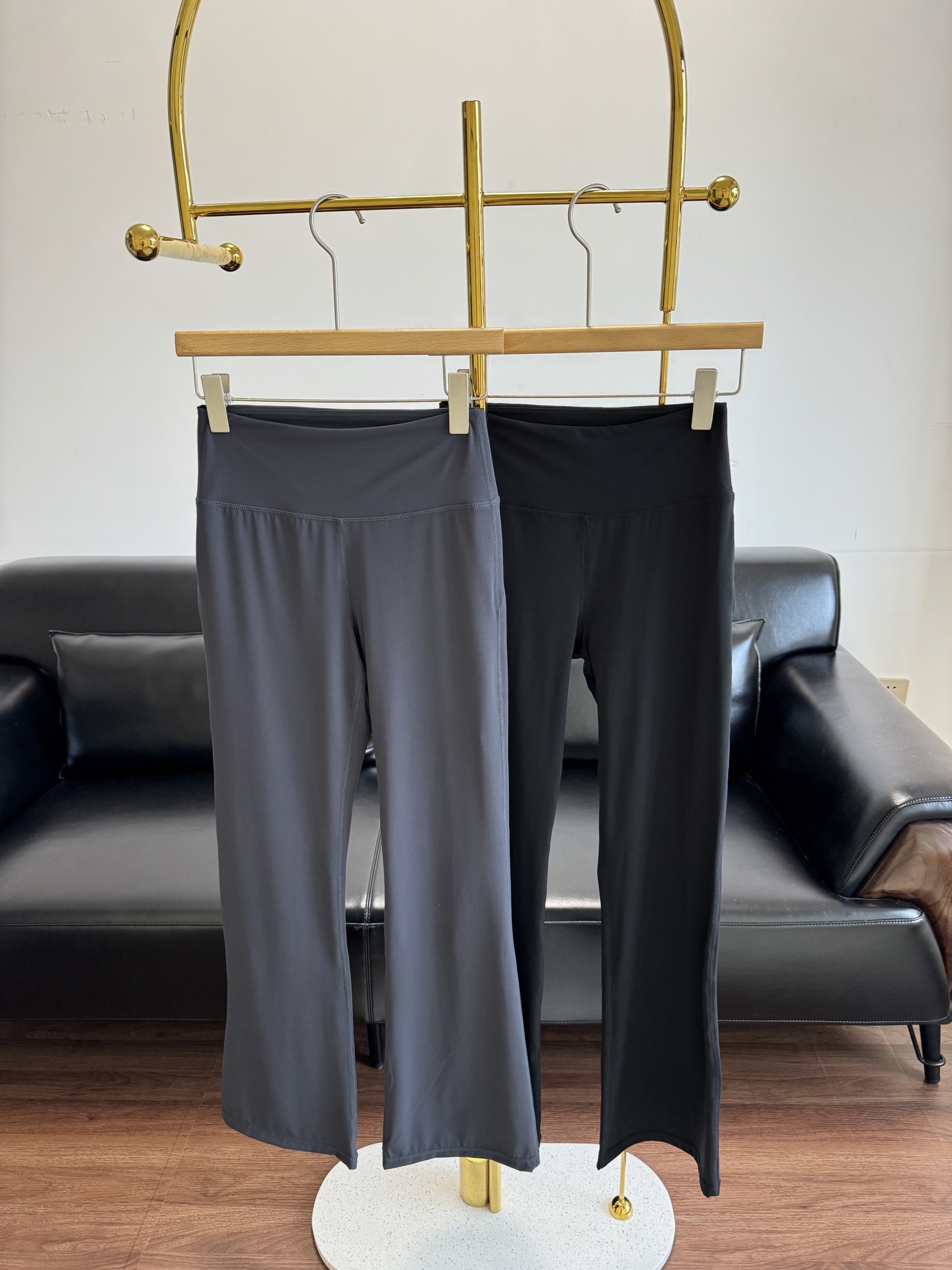 NO:430991,——alo sports and casual bell-bottom pants, regular style, soft and comfortable fabric, and become long legs in seconds!  You can easily control your daily fitness and fitness exercises!  The matching is still very suitable!  The king of slimming!  Not to mention versatile!  S-Xl black, dark gray, alexander wang19860909——alo运动休闲喇叭裤 常规版型、面料软糯舒适、秒变大长腿！ 修身日常、健身运动都可以轻松驾驭！ 搭配适配性还是很强！显瘦王者！百搭更不用说！ 码数S-Xl 黑色、深灰,,alexander wang,Women's clothing