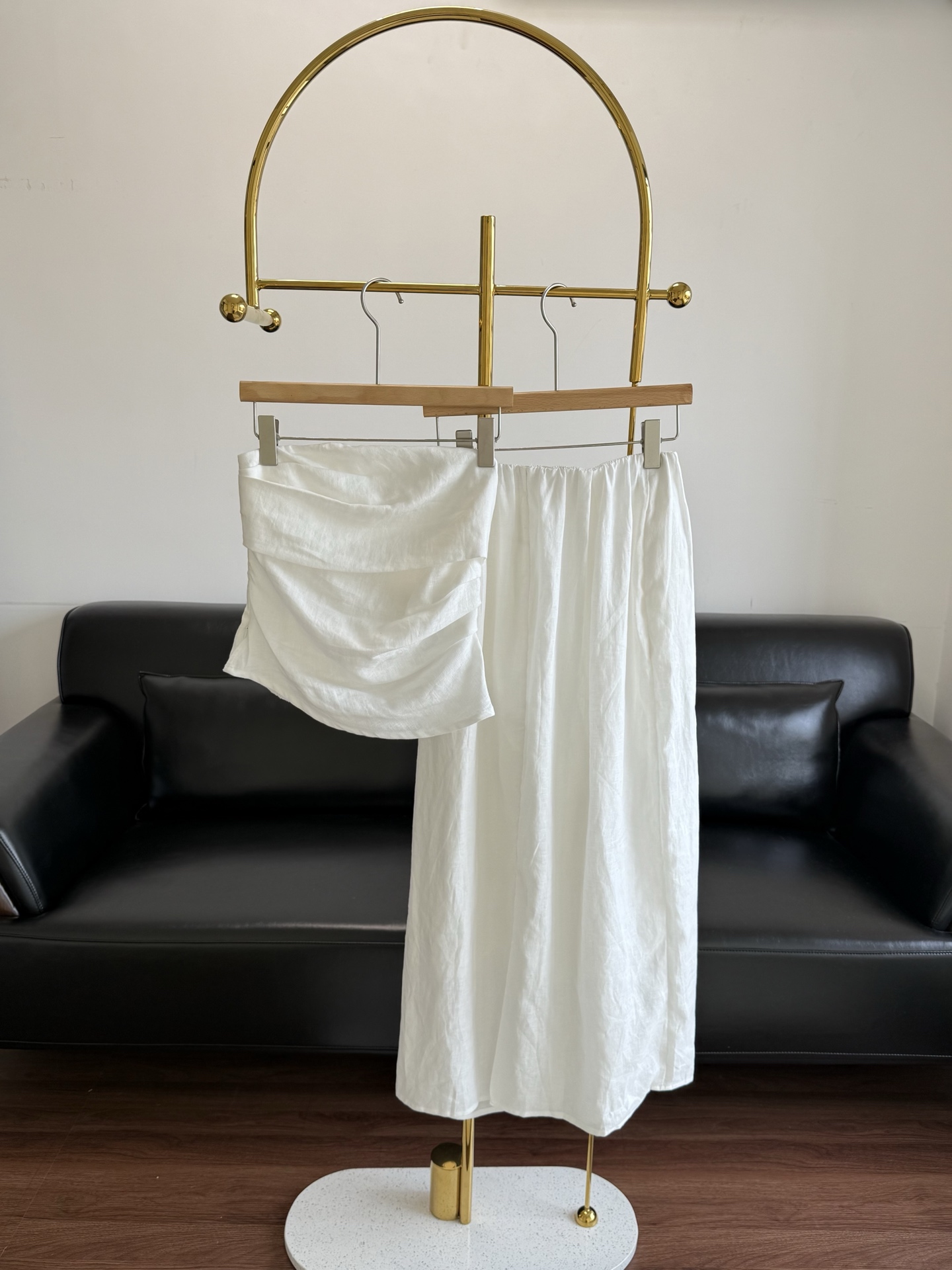 NO:431758,Vest skirt p throw linen suit Wear a one-second paper piece of suit The irregular pleated design of the front chest of the vest adds a three-dimensional feeling while also modifying the chest shape well. Paired with a skirt, the skirt has a sense of air volume. The loose skirt hem is slightly closed, and the sides are smooth curved, creating a three-dimensional and smooth flower bud skirt shape. The wide edges and tight waists highlight the waistline to modify the body proportions, making it more comfortable to wear. The folds that hit the advantage highlight the slender proportions and cover the lower abdomen to make it look slim. The three-dimensional tailoring cocoon design is combined with the mid-slit design and relaxed and relaxed, creating a effortless summer look!  !  ,,skirts,alexander wang19860909背心半裙p throw 亚麻套装 穿上一秒纸片人的套装 背心前胸不规则褶皱设计,增添立体感的同时也能很好地修饰胸型.搭配半裙,裙身自带空气量感.宽松裙摆微收设计,侧边呈现流畅弧线造型,打造立体流畅花苞裙型.宽边松紧腰头,凸显腰线修饰身材比例,穿着更加舒适.敲到好处的褶皱,突出纤细比例,遮小腹显瘦.立体剪裁量感茧型设计结合后中开叉设计张弛有度自在无束缚 打造夏日不费力造型！！,,skirts,alexander wang,Women's clothing