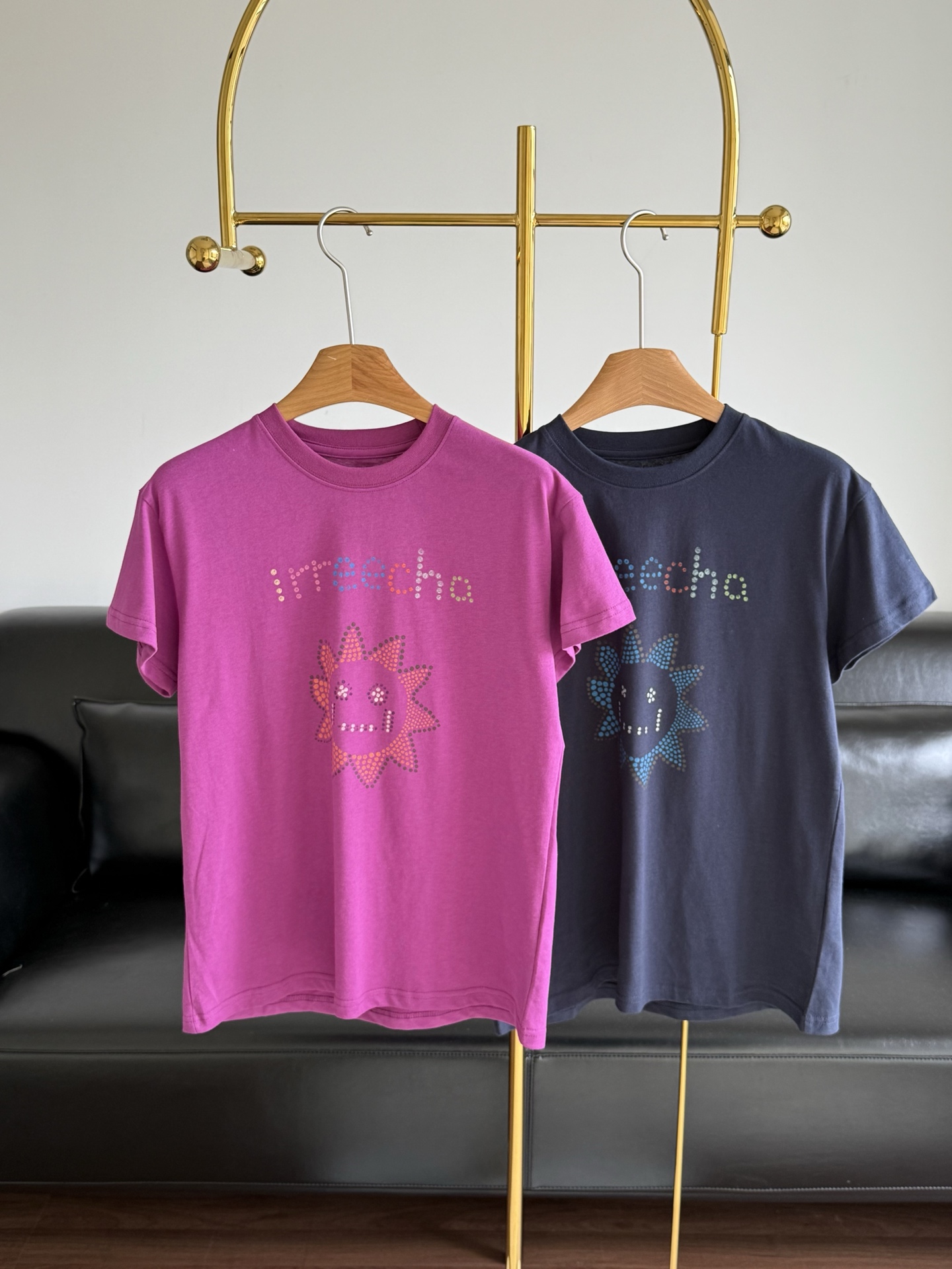 NO:431729,——SHORT SENTENCE Short Sentence Summer Capsule Series Designer's Sun Print T-shirt Dopamine Summer Short Sentence Summer Capsules Original Sun Smiling Hand-painted Print Uneven texture is like a stone on the clothes. The inspiration is from the distant African tribes~ so you can feel the colors from the tropical and the rich happy atmosphere. Loose and soft cotton fabric~ breathable and not stuffy is a must-have dopamine treasure item!  Code sml, tees, t-shirt,alexander wang19860909——SHORT SENTENCE短句夏日胶囊系列设计师款太阳印花T恤 必须要拥有的多巴胺夏日 Short Sentence 夏季胶囊 原创太阳笑脸手绘印花 不均匀的质感像石头托印在衣服上 灵感是来自遥远的非洲部落~所以能感觉到来自热带的色彩与浓郁的快乐气氛.宽松柔软的棉感面料~透气不闷热是一定要有的多巴胺宝藏单品！ 码数sml,,tees，t-shirt,alexander wang,Women's clothing