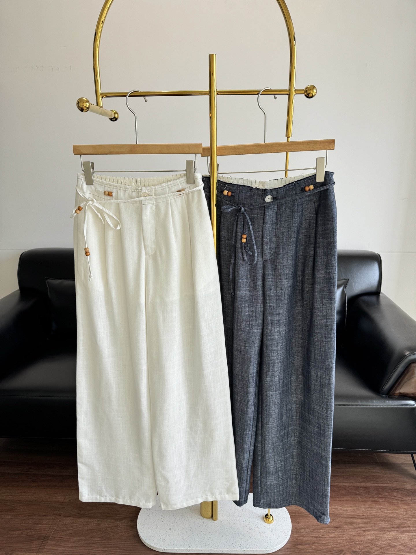 NO:432532,——Miumiu drawstring straight wide-leg trousers. It is versatile and relaxing. It has a slack aesthetic. The trouser shape that allows the body to be free before the soul!  The slack feeling is not a pair of pants, it is an American philosophy to wear on your body!  !  A pair of pants that long-termism loves!  Don’t pick on people or figure!  Versatile and tone!  !  yard sml white blue, miumiu,alexander wang19860909——miumiu 抽绳直筒阔腿长裤 百搭且松弛感它都有,松弛美学 让身体先于灵魂自由的裤型！ 松弛感不是一条裤子,是穿在身上的美式哲学！！ 长期主义热爱的一条裤子！ 不挑人不挑身材！百搭又有调性！！ 码数sml 白色 蓝色,,miumiu,alexander wang,Women's clothing