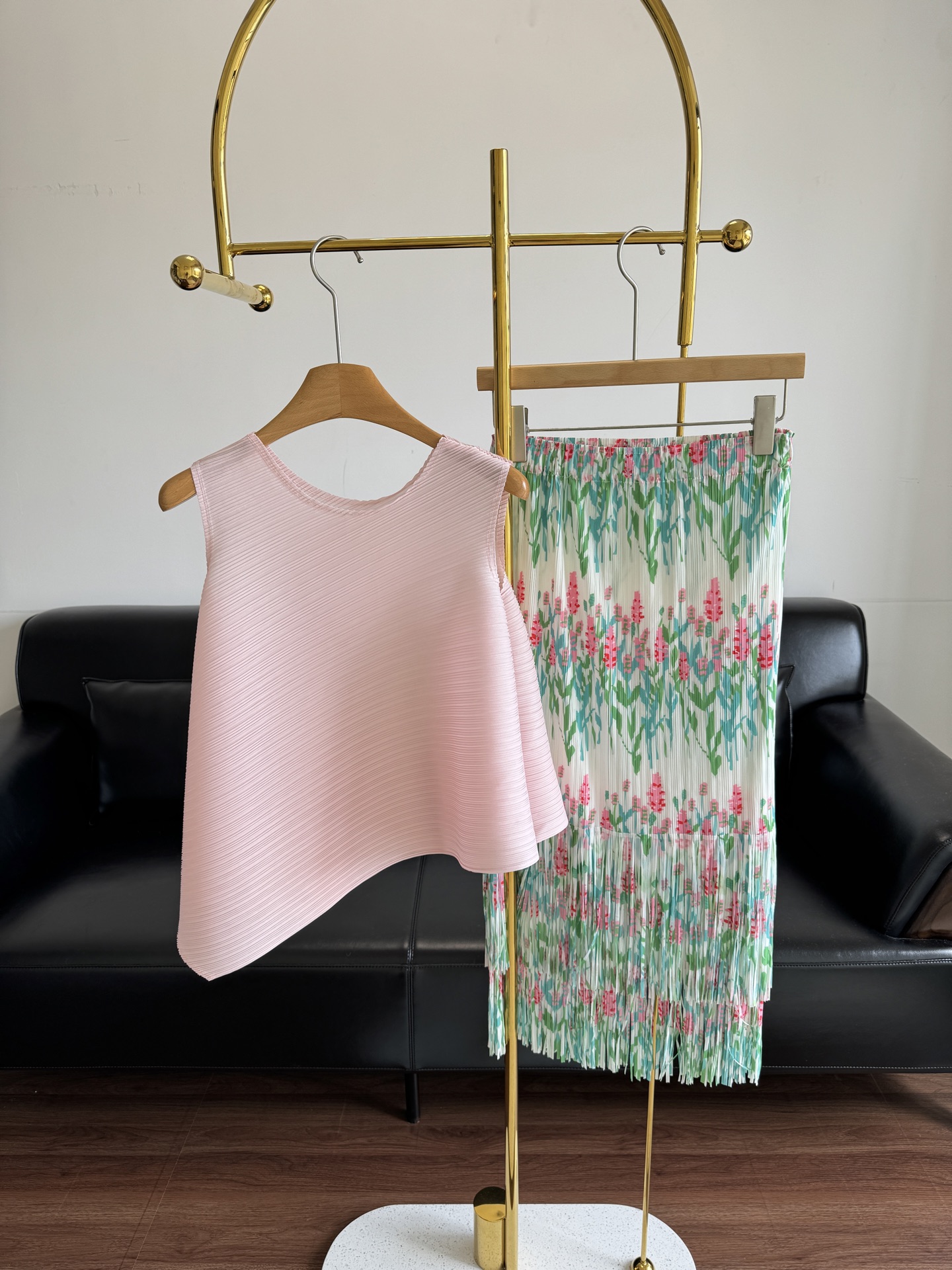 NO:432570,Top skirt Miyake Ichisaki pleated top/skirt The style is minimalist and elegant, with high tolerance for the figure High waist design Helps you reshape the body proportions Three-dimensional cut to highlight the waist and present a graceful figure Fishtail skirt hem increases the design sense Elegant and agile Show the perfect female figure to the greatest extent Decorate the figure and hide the imperfect legs. Very suitable for pear-shaped figure. Size equal size, isseymiyake, skirts, alexander wang19860909上衣半裙 三宅一生 褶皱上衣/半裙 版型极简又不失优雅感 对身材的包容性高 高腰设计 帮助你重塑身材比例 立体裁剪凸显腰身 呈现优美身姿 鱼尾裙摆 增加设计感 飘逸灵动 最大程度展现完美女性身材 修饰身材隐藏腿部不完美 非常适合梨型身材 码数均码,,isseymiyake,skirts,alexander wang,Women's clothing