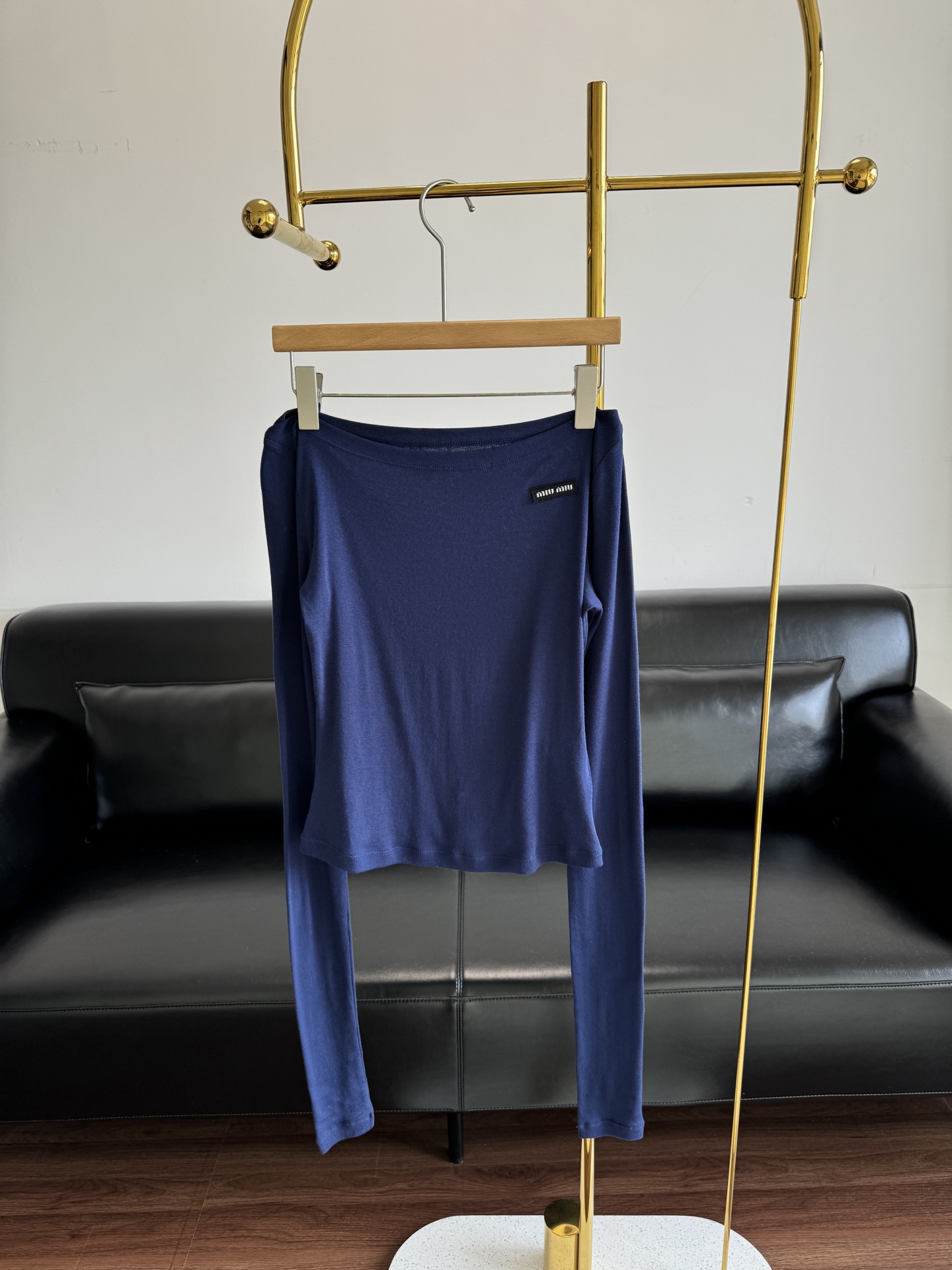 NO:432540,——Miumiu One-length top, the upper body shows the body proportions, the right skin exposure feels the arrival of spring at any time, the upper body is comfortable and comfortable, and it feels like walking fashionable essence. SML,,miumiu,alexander wang19860909——miumiu 一字领上衣 上身巨显身材比例 恰到好处的露肤度随时感春季的来临 上身舒适自在 感觉就是行走的时髦精 码数sml,,miumiu,alexander wang,Women's clothing