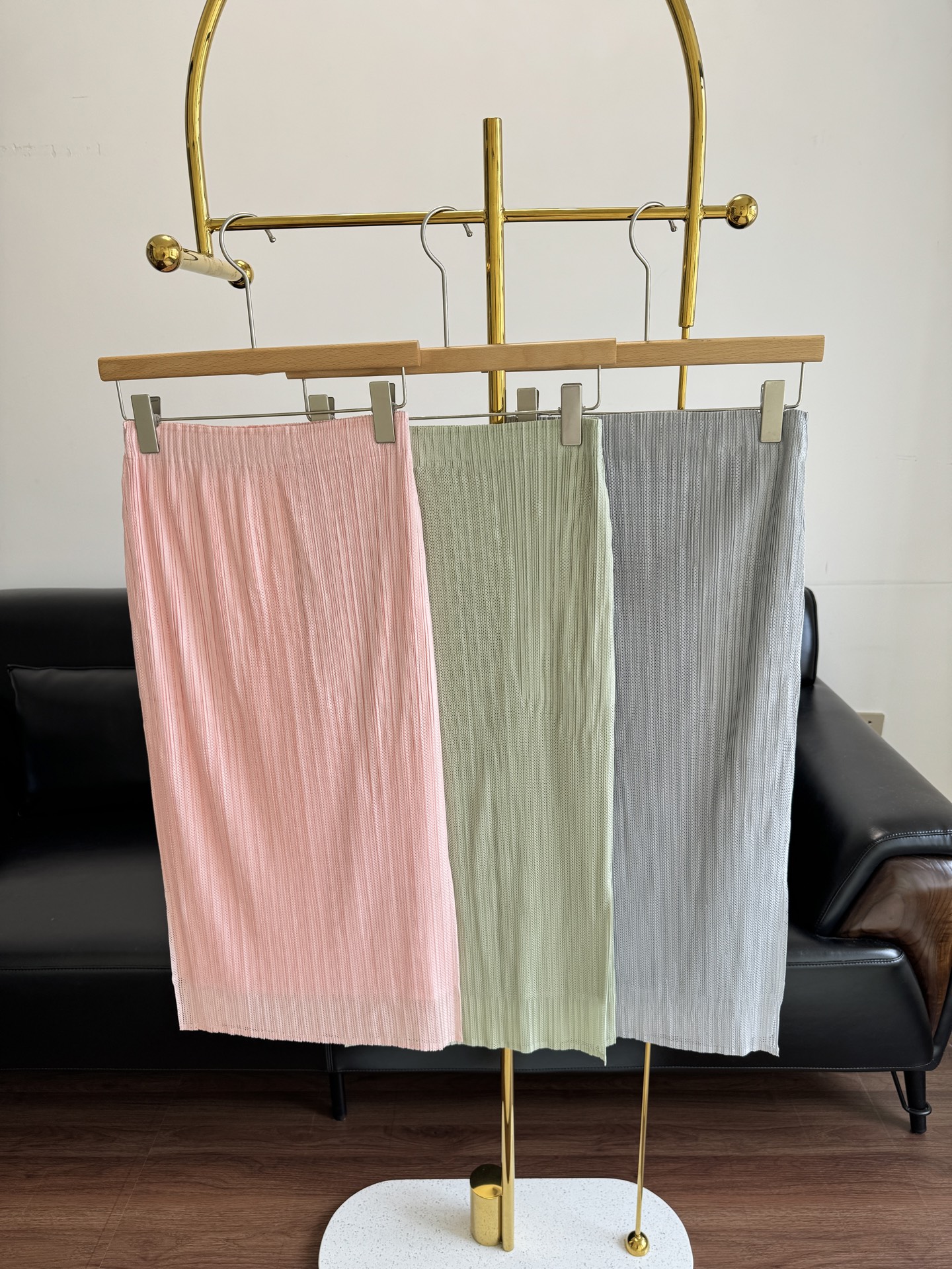 NO:433344,——Miyayaki Pleated Double Skirt The Miyayaki style skirt suitable for this season is simple and high-end!  The double-layer design is not transparent and looks super slim. It is very exciting if you simply match a T!  The new version of Miyake's fold series this year's pendant with closed eyes is also the most undeniable version. The style is super elastic and elastic, and the waist is not picky. No matter how you rub or pinch it, it will never have creases. You can sit or fold it out and you will be draped and draped!  The average number of digits is suitable for 80-140 catties, pink, green, gray, skirts, alexander wang19860909——三宅 褶皱双层半裙 适合这个季节的三宅风半身裙简约又高级！双层的设计不会透,超显瘦,简单配个T就很出彩！ 闭眼入的三宅褶皱系列今年坠新版型,也是最没得挑的版型超弹松紧腰不挑人,不管你怎么揉怎么捏,永远不会起折痕,随便坐随便叠拿出来都是垂垂坠坠的！ 码数均码适合80-140斤 粉色 绿色 灰色,,skirts,alexander wang,Women's clothing