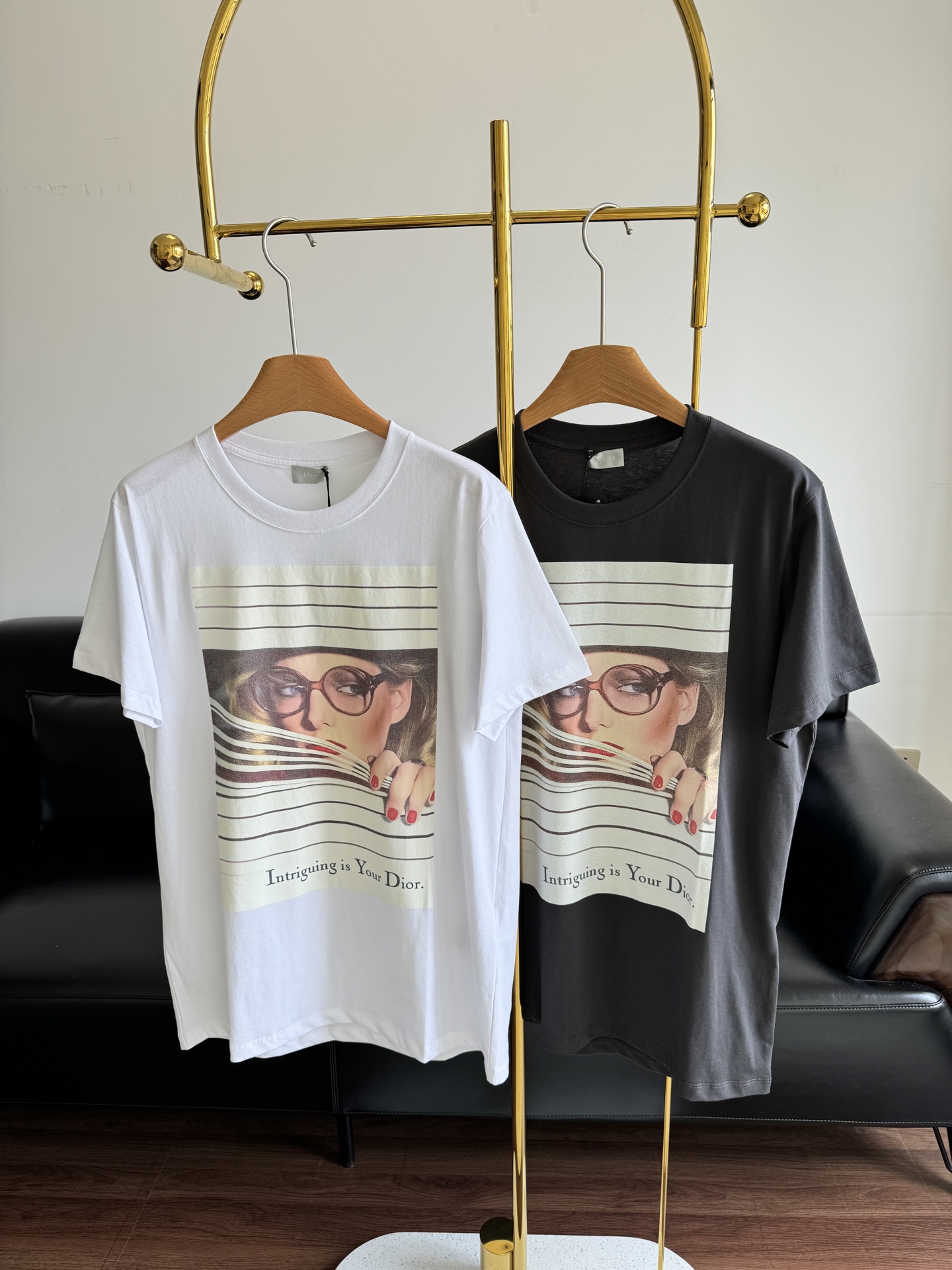 NO:433369,——Dior pattern printed T-shirt This T-shirt is simply a fashionable and elegant birth. I have been hiding my treasures again! Dior's T-shirt must be recommended to you by pressing the head. Simple and high-end. The super eye-catching printed pattern on the front, paired with the words 'Intriguing is Your Dior', the artistic and fashionable feeling is full of it. When you wear it, stand out from the crowd. Just wear jeans and you will be the most beautiful baby on the street! Size sml gray white, dior, jeans, tees, t-shirt, alexander wang19860909——Dior 图案印花T恤 这款T恤简直是时髦精本命 宝子们,又被我挖到宝啦!Dior这款T恤必须按头安利给你们 简约又高级.正面超吸睛的印花图案,搭配“Intriguing is Your Dior”字样,艺术感与时尚感拉满,穿上瞬间在人群中脱颖而出,随便搭个牛仔裤,就是街头最靓的崽! 码数sml 灰色 白色,,dior,jeans,tees，t-shirt,alexander wang,Women's clothing