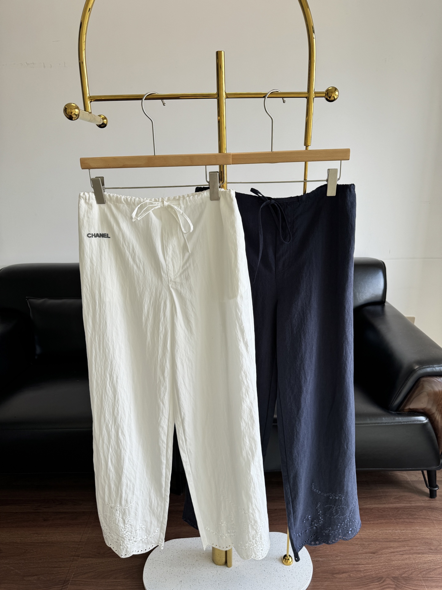 NO:433337,——Xiaoxiang’s new summer elastic waist lace wide-leg casual pants, simple and not picky, and you can easily go out with tee!  Even taking a walk with your kids is the best choice!  The essence of these pants is that they are loose and casual creases exuding confidence from the inside out!  yard sml white blue, alexander wang19860909——小香2025夏季新款松紧腰蕾丝阔腿休闲裤 简简单单不挑人 随意配tee轻松出街！甚至是带娃遛弯 都是最好的选择！ 这条裤子的精髓在于 松散中透着随性的折痕 由内而外散发着自信！ 码数sml 白色 蓝色,,alexander wang,Women's clothing