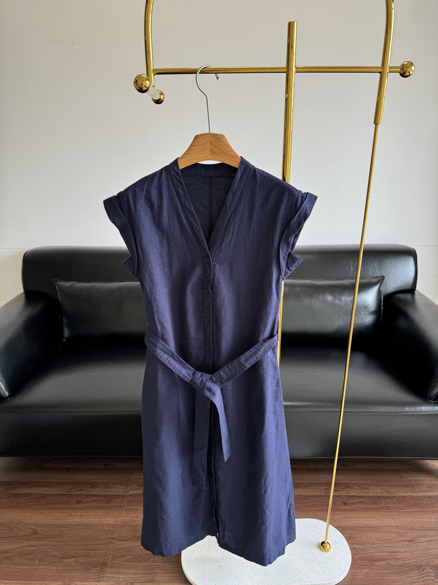 NO:433353,——ICICLE Zhihe women's clothing 2025 spring new linen v-neck dress. Spring and summer outfits should be so comfortable, exquisite, simple and atmospheric~ The upper body effect is so touching! The style is wonderful, and it instantly gives the lightness of a piece of paper when worn, and its temperament also rises slowly, low-key but treasures everywhere. Number of numbers 34 36 38,, skirts, alexander wang19860909——ICICLE之禾女装2025春新款亚麻v领衣裙 春夏穿搭理应如此 舒适精致简洁大气～ 上身效果太感人了!版型绝妙, 穿上瞬间有纸片人的轻盈感, 气质也蹭蹭往上涨,低调却处处是宝藏. 码数34 36 38,,skirts,alexander wang,Women's clothing