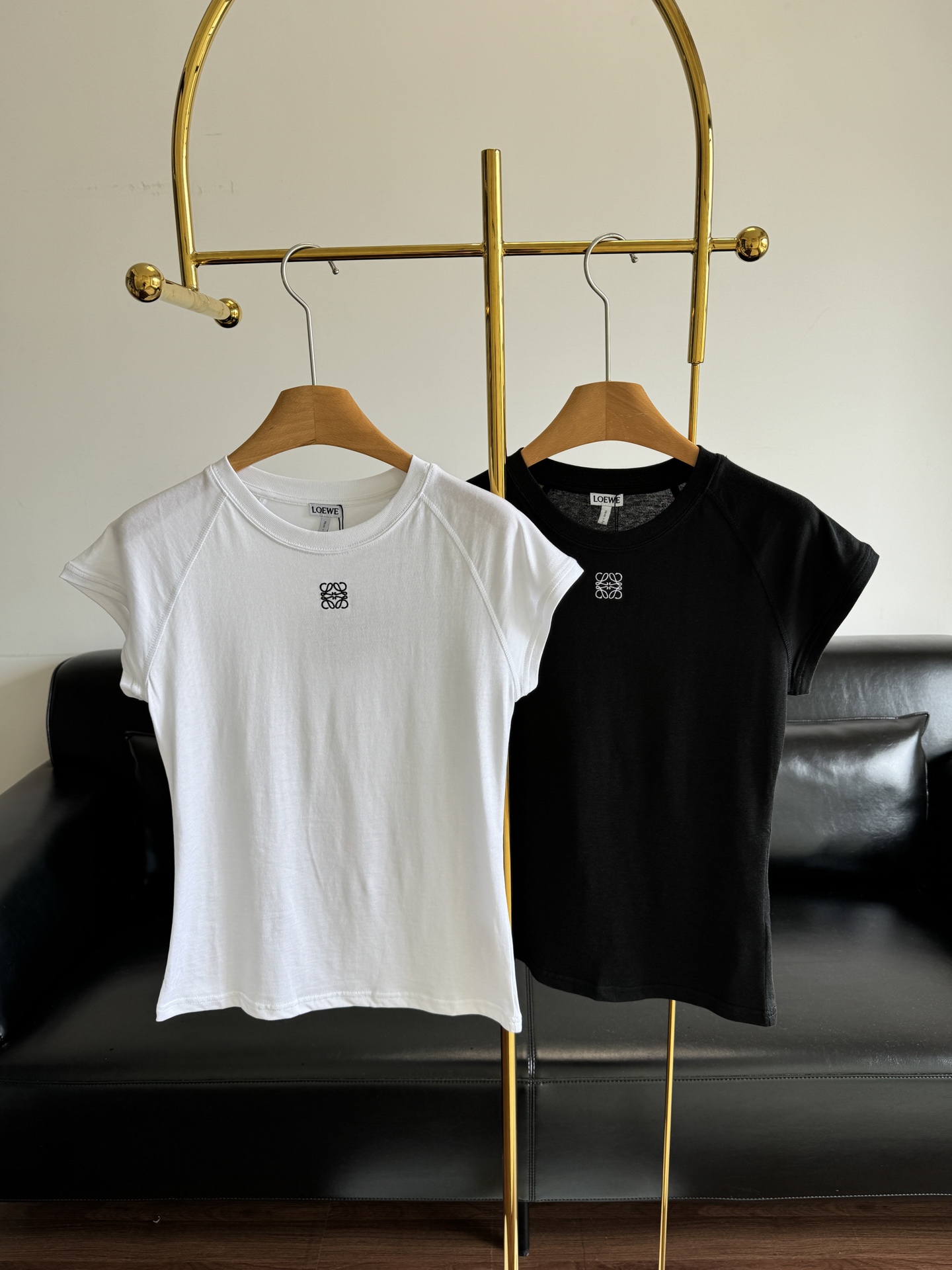 NO:433361,——LOEWE Little Flying Sleeve T-shirt. The upper body of the paper man's top blows it. Luo Yiwei's new product in the early autumn of 25 is so beautiful. This season I love this little Flying Sleeve T-shirt. Who doesn't want to have a right-angle shoulder!  Both classic colors are super recommended!  !  Count sml white black, loewe,loewe,tees,t-shirt,alexander wang19860909——LOEWE 小飞袖T恤 纸片人上衣这件上身吹爆它♀ 罗意威25年早秋新品太好看了 这季我超爱的就是这件小飞袖T 谁不想拥有上直角肩呀！ 两个经典色都超级推荐！！ 码数sml 白色 黑色,,loewe,loewe,tees，t-shirt,alexander wang,Women's clothing