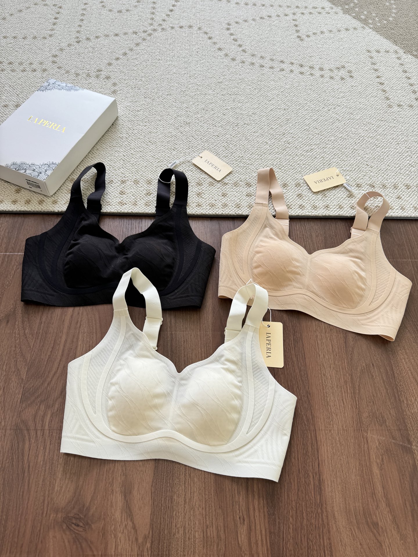 NO:434677,——LP mesh jacquard rabbit ear cup Bra comes with breathable mesh jacquard fabric 10A antibacterial + camellia essential oil Breathable cup aerobic cup Strongly collected secondary milk lift shaping Light and light-transmitting cool fabric like wearing small ice cubes on your body. You can feel a hint of coolness when worn on hot days. The stuffy feeling is swept away~ Added camellia natural essential oil, the upper body is light fragrance lingers, and even breathing air is fragrant, and it can deeply care for the skin, warm and not dry, breathable UP UP!! Free breathing without a stuffy feeling, saving sweaty physique~ It is very suitable for travel, carry and dry quickly as soon as you blow!  You can feel its silky texture when you hold it in your hand, soft and elastic, like a soft and tender ice skin on Rua. It is even more exciting to wear on your body than not!  The whole piece is made of no steel ring + no side bone + no trace craftsmanship, and it feels tender and is wrapped in the cloud... I can't feel the feeling of tying the pressure or restricting my breasts. Anyone who wears it will fall in love with it~ The mesh jacquard fabric is full of high-end feeling, close to the body without traces and breathable, comes with a soft light filter, and the stuffy and tight feeling disappears~ The special foundation color is invisible in front and back, and it is very peaceful to be a good inner character. There is no ugly feeling of skin on the upper body, and there is no trace left in the clothes, and the practicality is stronger!  !  Four colors black, foundation, light ash, milky white M code is suitable for 75ABC L code is suitable for 80ABC XL code is suitable for 85ABC Three numbers.,,loro piana,alexander wang19860909——LP网纱提花兔耳杯Bra 自带透气网眼提花面料 10A抗菌+山茶花精油 透气杯有氧罩杯 强收副乳 提拉 塑形 轻薄到透光的清凉面料 就像把小冰块穿在身上 大热天穿它都能感受到丝丝凉意 闷热感一扫而空~ 添加了山茶花天然精油 上身淡香萦绕 连呼吸空气都是香香的 还能深层呵护肌肤 温润不干燥 透气性UP UP!! 24h自由呼吸无闷热感 拯救暴汗体质~ 非常适合旅行携带一吹就速干！ 拿在手上就能感受到它的丝滑质感 软中带弹 像在rua一张柔嫩嫩的冰皮 穿在身上更是比不穿还得劲！ 整件无钢圈+无侧骨+无痕工艺打造 有种被包裹在云里的温柔感... 丝毫感觉不到勒压or束缚乳房的感觉 谁穿谁都会爱上~ 网眼提花面料高级感直接拉满 贴身无痕透气 自带柔光滤镜 闷热紧勒感通通消失~ 特调粉底液色号前后都隐形 非常安分的做好一个内搭角色 上身没有难看的硌肤感 穿衣不留痕 实穿性更强！！ 四个色黑色、粉底肤、轻氧灰、奶白色 M码合适75ABC L码合适80ABC XL码合适85ABC 三个码数.,,loro piana,alexander wang,Women's clothing