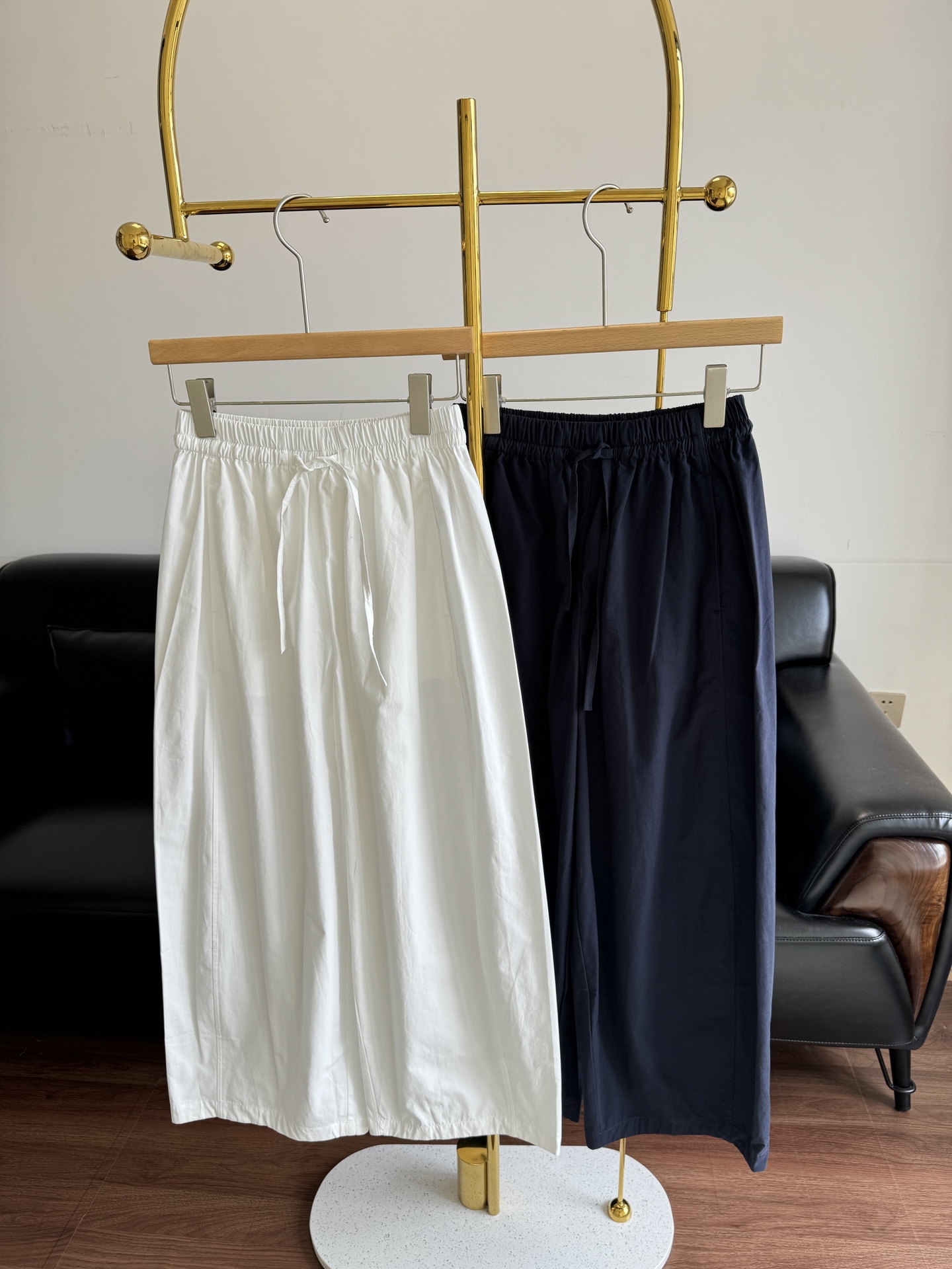 NO:434672,——The Row drawstring wide-leg pants The style is also very beautiful, and the representative member of the slack item is the comfort zone of imperfect leg shape. Happy hometown with pear-shaped body. The casual tailoring barrel-shaped design perfectly tolerate sisters with thick legs!  Stretch your legs in leisure!  The delicate fabrics and exquisite workmanship reflect the perfect texture!  The classic drawstring needs to be matched with side seams and perfectly structured and lazy!  The trousers with a slightly scimitar can better cover the shortcomings of the lower body!  Code sml white blue 2 colors, alexander wang19860909——The Row抽绳阔腿裤 版型也贼好看,松弛感单品的代表成员 不完美腿型的舒适区梨形身材的快乐老家啦 休闲的剪裁桶形的设计、完美包容腿粗的姐妹！在休闲中拉伸腿长！细腻的面料跟精致的做工体现完美质感！ 经典的抽绳要边搭配侧缝完美架构慵懒的感觉！略带弯刀的裤型更能遮住下半身的不足！ 码数sml 白色 蓝色2个色,,alexander wang,Women's clothing