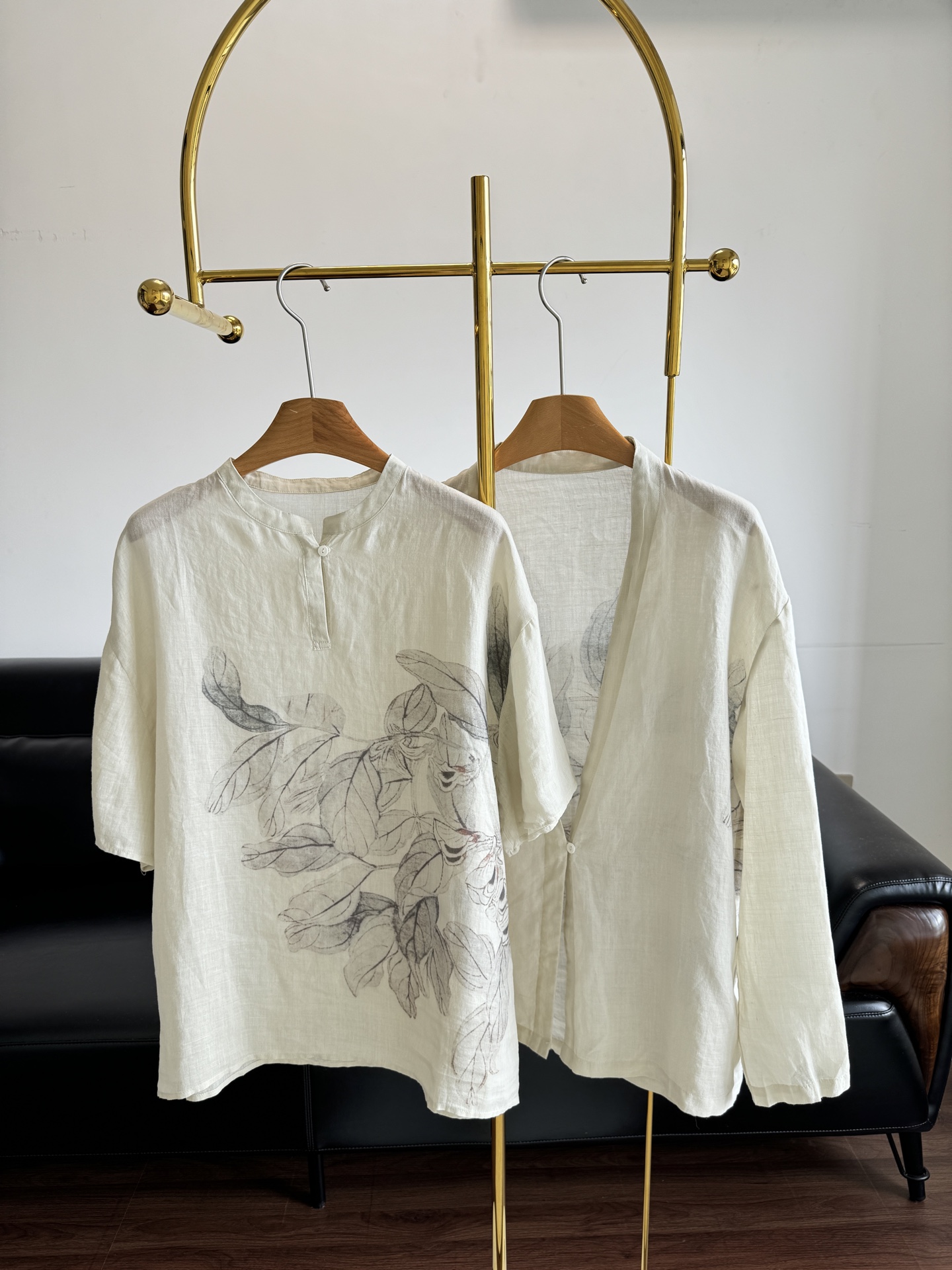 NO:434676,Short-sleeved, long-sleeved ICICLE women's summer new thin ramie jersey tops are made of high-stretched yarn to weave thin ramie fabric. The ramie fiber is slender and slender, and it is comfortable to wear!  The original manuscript of Yun Shouping's paintings was captured with the help of high-definition scanning technology and finely processed to accurately restore every texture and detail of the flower, filter the impurities and adjust the colors properly, so that the broad bean flower prints can be integrated into the body of the clothes in the most freehand and elegant posture!  Interpreting the transcendent style of the original work 'color dyed water halo' and depicting the beautiful and noble flowers on the clothes. Number 34 36 38, T-shirt,alexander wang19860909短袖长袖 ICICLE之禾女装夏季新款薄苎麻平纹布上衣 选用高支纱线织就薄苎麻面料 其苎麻纤维修长纤细,穿着舒适亲肤！ 借助高清扫描技术撷取恽寿平画作原稿经精细处理,精准还原花卉的每一丝纹理与细节,杂质滤净、色彩调校得当,让蚕豆花团印花以最写意典雅之姿融入衣身！ 诠释原作“色染水晕”的超脱笔意 于服装上描摹清丽高洁的唯美花卉 码数34 36 38,,T-shirt,alexander wang,Women's clothing