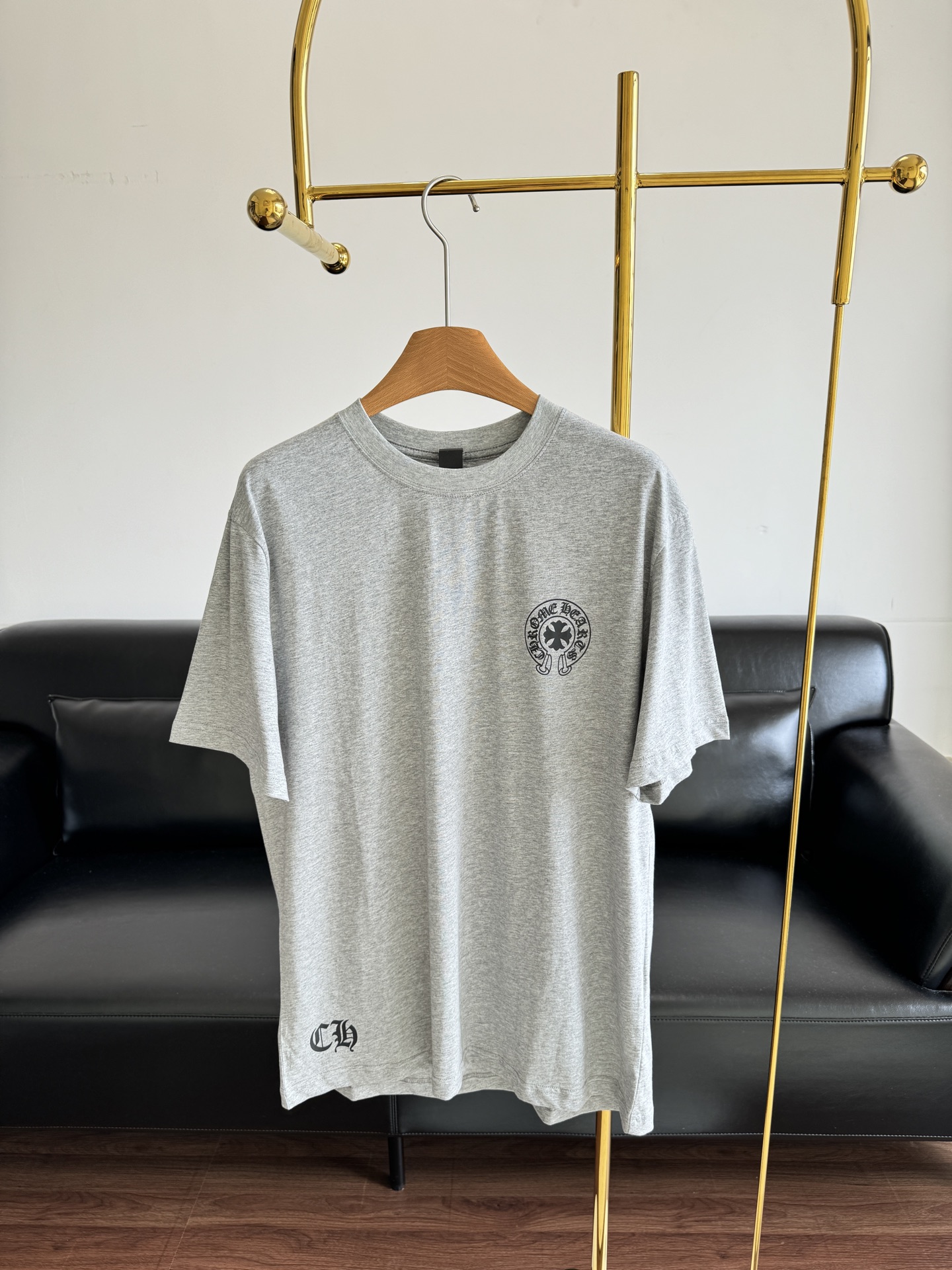 NO:434667,——Chrome Hearts Croxin short-sleeved T-shirt for men and women, the same cross Sanskrit printed T-shirt for men and women, the Croxin is full of Sanskrit printed!  !  This short-sleeved style is directly inserted with your eyes closed!  !  The loose-fitting T-wear is not enough to wear until summer!  !  And any bottom can be matched!  Denim style!  Shorts, as long as you want!  They all look super good when paired!  !  Count sml, chrome hearts, chrome hearts, shorts, T-shirt, tees, t-shirt, alexander wang19860909——Chrome Hearts克罗心短袖T恤男女同款十字架梵文印花T恤 克罗心满梵文印花！！ 这种短袖款闭着眼直接入！！ 到夏天宽松版型的T穿都穿不够！！ 而且任何下装都能搭配！牛仔款！短裤,只要你想得到的！搭出来都超级好看！！ 码数sml,,chrome hearts,chrome hearts,shorts,T-shirt,tees，t-shirt,alexander wang,Women's clothing