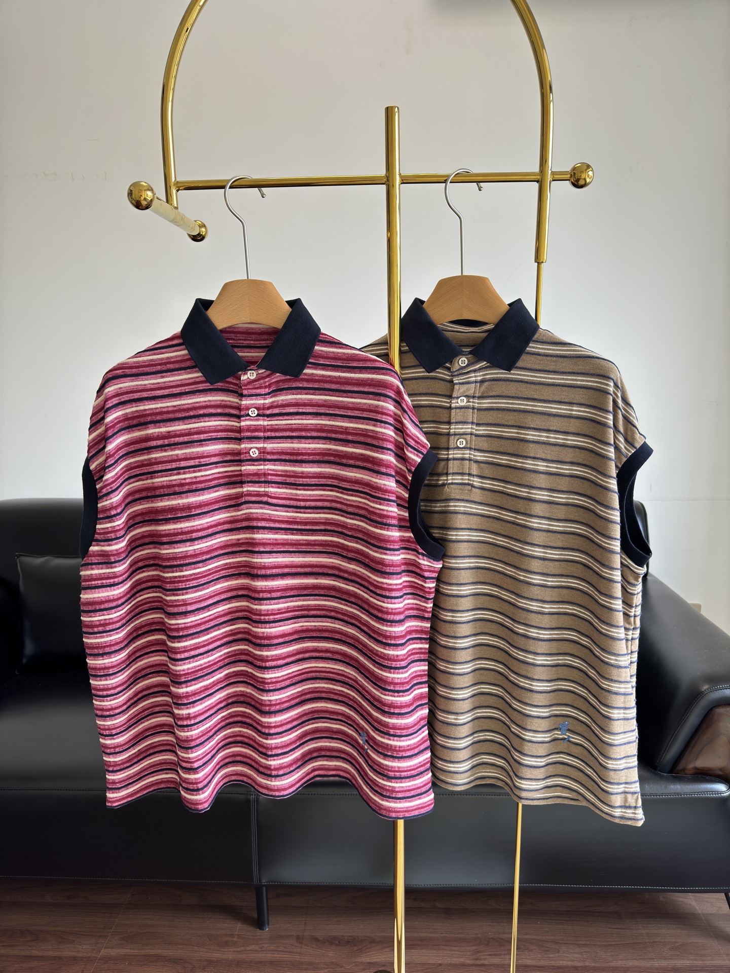 NO:434680,——45r Contrast color three-dimensional striped polo shirt. The new color is very special. When wearing this striped polo, I feel that I am Japanese and old. I like it more and more time. The cuffs are closed and it feels like a Japanese youthful look. I wear it casually and easily and easily to create a casual and fashionable feeling!  Simple and stylish silhouette ~ code ml, alexander wang19860909——45r 撞色立体条纹polo衫 新色很特别的颜色 chao显白 穿上这件条纹Polo感觉自己又日系又老钱,越穿越喜欢 袖口是收拢的特别有日系少年感 随随便便轻轻松松穿出休闲时髦感！ 廓形简约时尚大方~ 码数ml,,alexander wang,Women's clothing