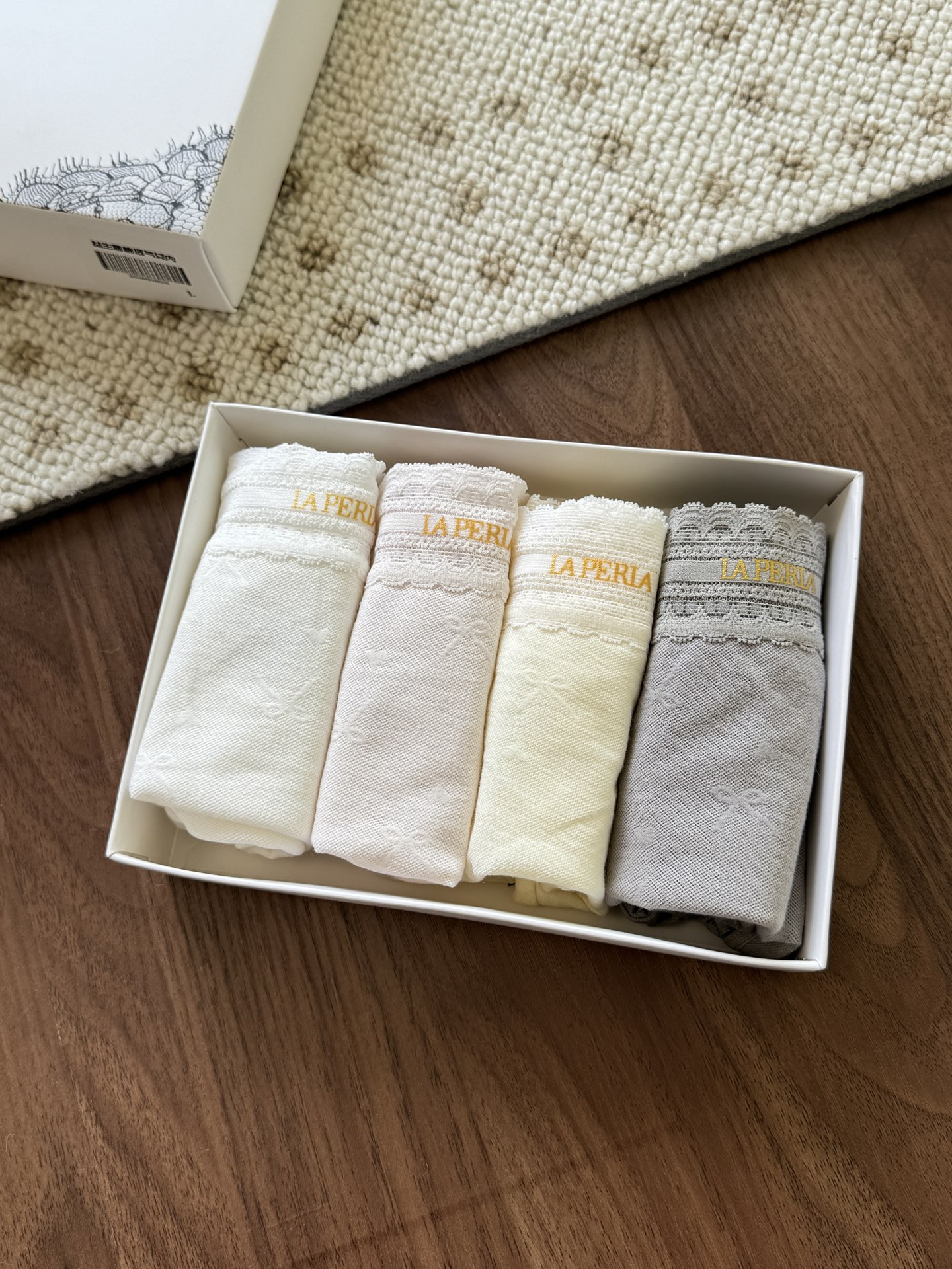 NO:435153,——LP cotton jacquard probiotics are comfortable for women. Use extended pure cotton probiotics to protect women's privacy and health at all times. Sensitive skin can also wear them with peace of mind! Jacquard cotton fabric is made of jacquard cotton, and natural fibers are gentle on the skin! Jacquard structure enhances breathability and makes it better to knock moisture absorption, keeps private parts dry and reduces irritation, suitable for daily wear for a long time! Arts and esthetics three-dimensional embossed patterns, through weaving technology, the patterns are exquisite and three-dimensional, without fading or deforming! Simple solid colors are matched with lace lace and bow decoration, adding a sweet and romantic style, combining beauty and fashion sense. The style is moderate, and can wrap the abdomen moderately, not easy to slide, comfortable to wear, suitable for many scenarios! One box of four M (85-110 catties) L (100-125 catties) XL (125-145 catties) weight three yards.,,loro  piana,alexander wang19860909——LP棉提花益生菌舒适女内 采用加长纯棉益生菌,时刻守护女性私密健康,敏感肌也能安心穿着! 采用提花棉质面料,天然纤维对皮肤温和!提花结构增强透气性,做到吸湿性敲佳,能保持私密部位干爽,减少刺激,适合日常长时间穿着! 工艺美学立体浮雕纹路,通过织造技术,花纹精致立体,不褪色、不变形! 简约纯色搭配蕾丝花边以及蝴蝶结装饰,增添甜美浪漫风格,兼具美观与时尚感.版型适中,能适度包裹腹部,不易下滑,穿着舒适,适合多种场景! 一盒四条装 M (85-110斤) L(100-125斤) XL (125-145斤)体重 三个码数.,,loro piana,alexander wang,Women's clothing