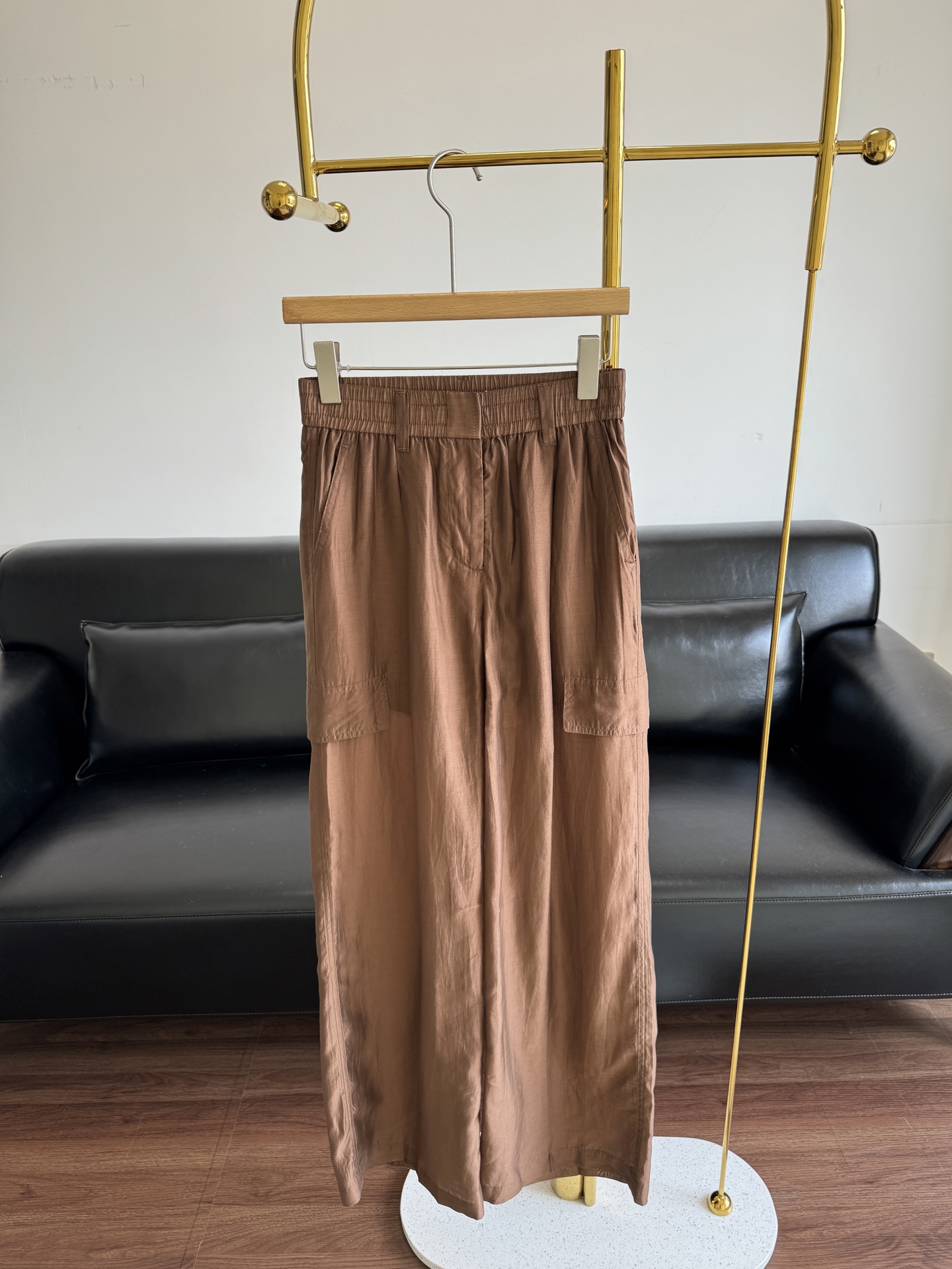 NO:435143,——Brunello Cucinelli loose cotton Organza casual pants, magic pants with a sense of old money atmosphere!  Double pocket ruffle design with casual slack feel!  The three-dimensional curved upper body has a lazy and high-end feel!  Loose style is fashionable and handsome!  It looks slim if you don’t pick on others!  code number s-xl, brunello cucinelli, alexander wang19860909——Brunello Cucinelli宽松棉欧根纱休闲裤 自带老钱氛围感的神裤！ 双口袋褶边设计随性松弛感！立体弧形剪裁上身自带慵懒高级感！宽松版型时髦又帅气！不挑人上身超显瘦！ 码数s-xl,,brunello cucinelli,alexander wang,Women's clothing