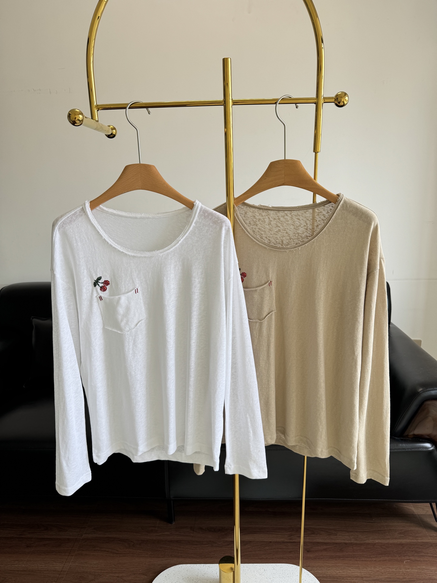 NO:435147,——PUZZLE PIECE 25SS cherry embroidered with long sleeves, cherry embellishment on the chest!  Fashionable and eye-catching, sunscreen fabric is blessed, refreshing and breathable, summer sun protection is bright and relaxed, simple and fashionable, making the whole T-shirt instantly improve the grade and practicality of the full score. SML code sml white khaki, tees, t-shirt, alexander wang19860909——PUZZLE PIECE 25SS樱桃刺绣做旧长袖 胸前樱桃点缀！时尚吸睛,防晒面料加持,清爽透气,夏日出街防晒又亮眼松弛感、设计简洁时尚,让整个T恤瞬间提升了档次、实用性jue对满分 码数sml 白色 卡其,,tees，t-shirt,alexander wang,Women's clothing