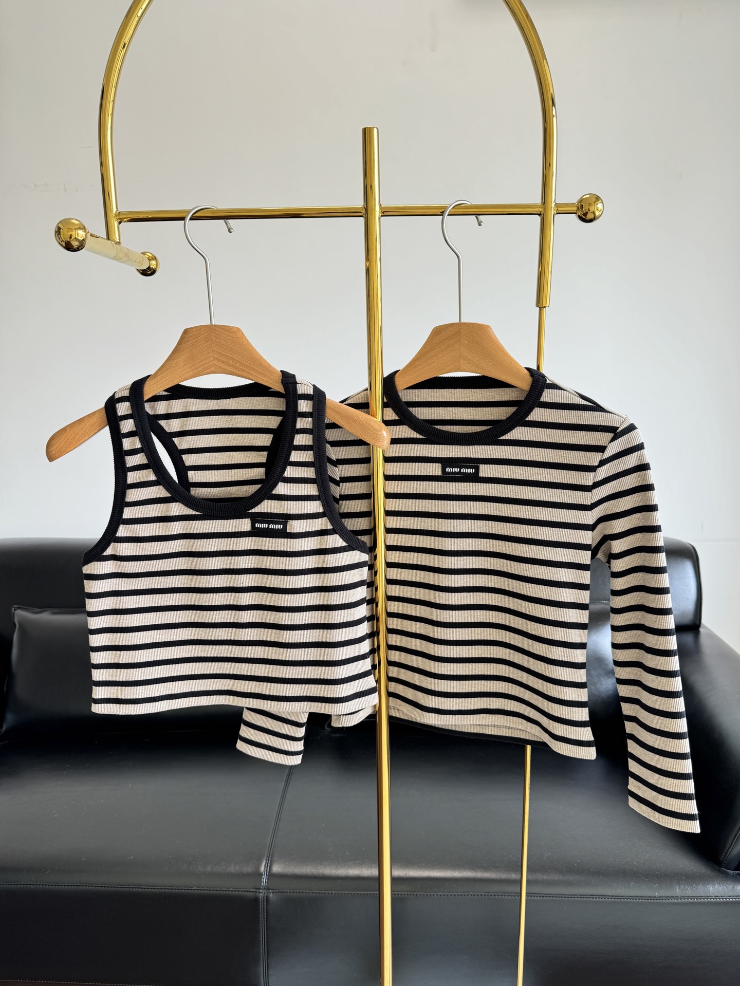 NO:435154,Vest long-sleeved miumiu knitted striped round neck top 25SS early autumn new style is available!  Contrasting striped round neck short-sleeved top makes the overall look full of lazy and casual French style. Brand logo embroidery on the chest, age-reducing stripes design, slim fit and elastic style, Size sml vest, long sleeves,,miumiu,T-shirt,alexander wang19860909背心长袖 miumiu针织条纹圆领上衣 25SS早秋新款上新！撞色条纹圆领短袖上衣让整体造型充满慵懒随性的法式风情 胸前饰品牌标识刺绣 减龄条纹设计 修身弹力版型 码数sml 背心 长袖,,miumiu,T-shirt,alexander wang,Women's clothing