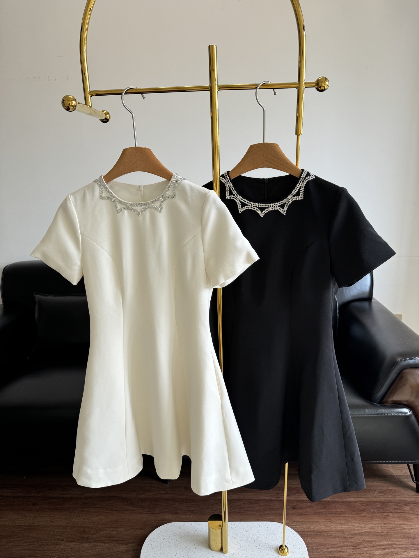 NO:435155,——Valentino Crystal diamond round neck waist-hugging dress blingbling blongbling is suitable for summer girly little skirt. Crystal diamond decoration is full of girly feeling. Use heavy blended fabric. The texture is super good~~ The crisp draped upper body makes the skirt look very beautiful, the lotus leaf A-line skirt is decorated with the body, the skirt hem is also very lively. It is sweet and girly when you go to work or everyday~ Size sml white black, valentino, skirts, alexander wang19860909——Valentino 水晶钻圆领收腰连衣裙 blingbling适合夏日的少女心小裙子 水晶钻装饰少女感十足 选用重磅混纺面料 质感超级好～～挺括垂坠上身显得裙型很好看 ,荷叶A字裙摆上身修饰身形 裙摆也非常灵动 上班or日常都是甜美少女气息～ 码数sml 白色 黑色,,valentino,skirts,alexander wang,Women's clothing