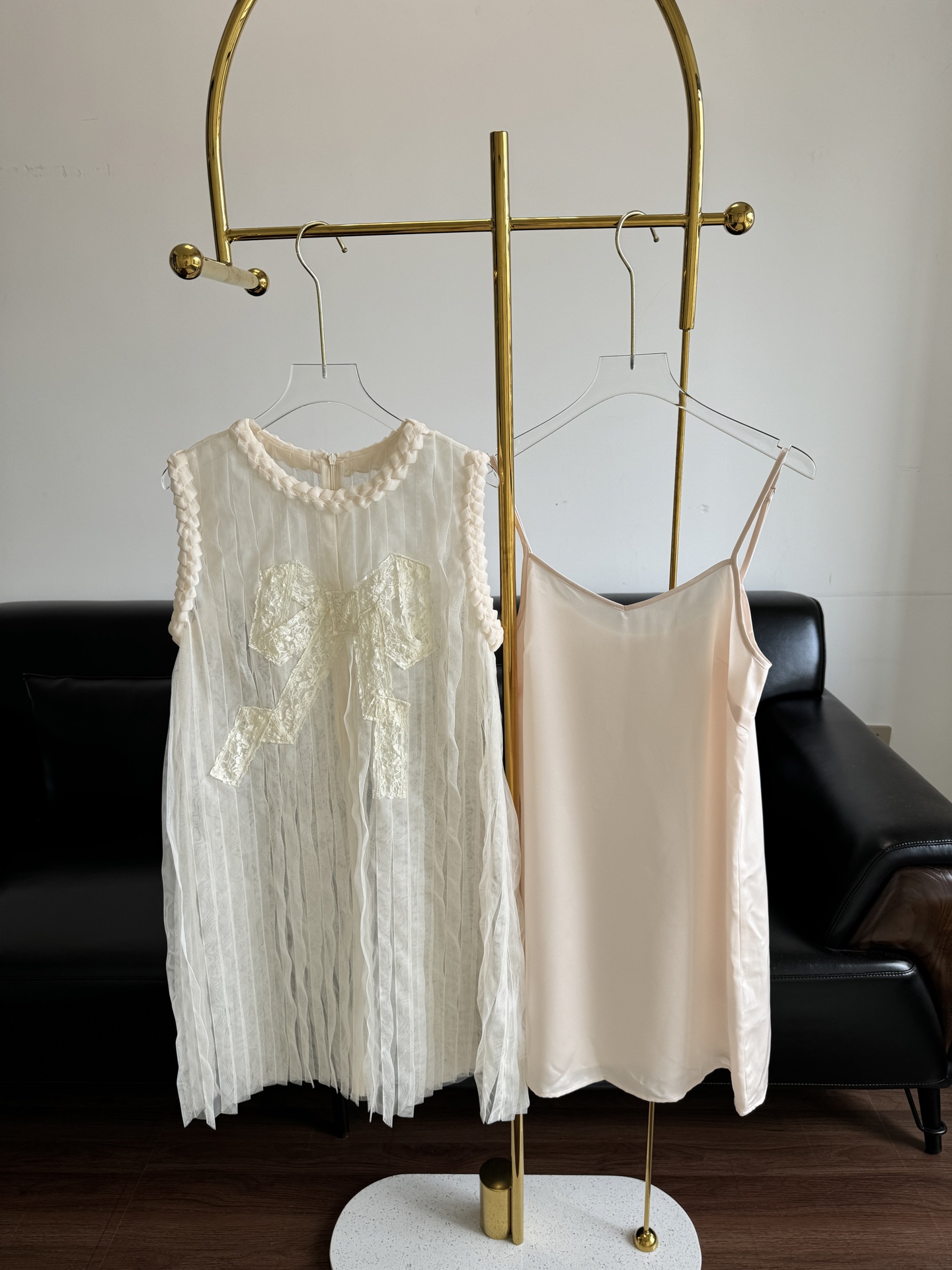 NO:435503,——Dzzit plain dress, new style mesh lace dress in summer. The three-dimensional knitting dress is so beautiful. The three-dimensional texture formed by wrapping and knitting is used as the trim of the sleeves, increasing the dimension close to the edge of the skin, effectively modifying the lines of the arm. It outlines a careless lazy temperament. It is highly inclusive and not picky about the figure. It is agile and sexy, beautiful. Number sml, skirts, alexander wang19860909——dzzit地素连衣裙夏季新款网纱蕾丝裙 立体编结连衣裙也太美了叭 通过本料缠绕编结形成的立体肌理作为袖笼的饰边,增加近肤边缘的维度 有效修饰手臂线条. 勾勒出漫不经心的慵懒气质 对身材包容性高,不挑人 灵动又性感,美晕 码数sml,,skirts,alexander wang,Women's clothing